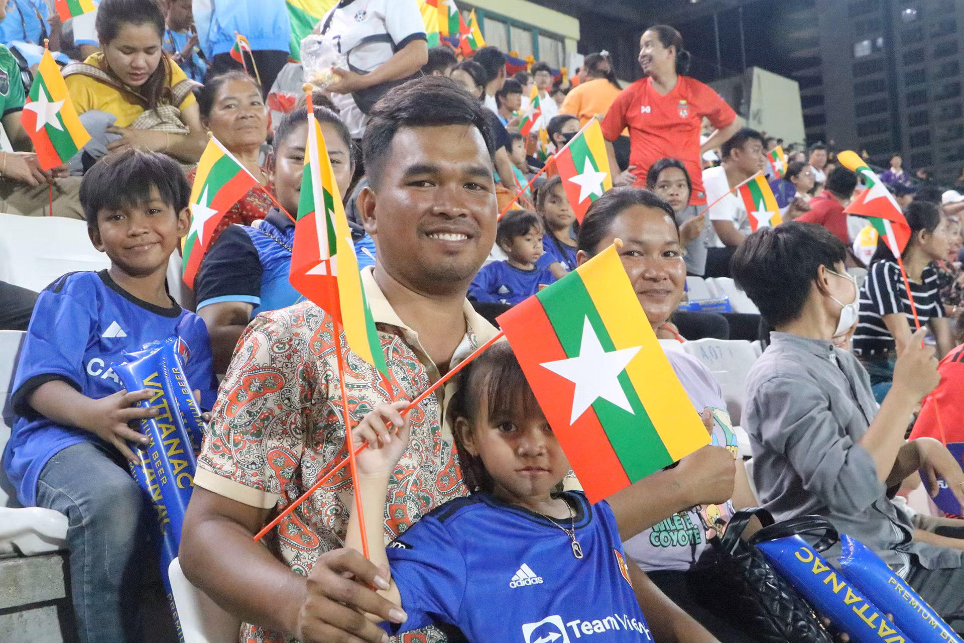 Một gia đình cổ động viên Myanmar.