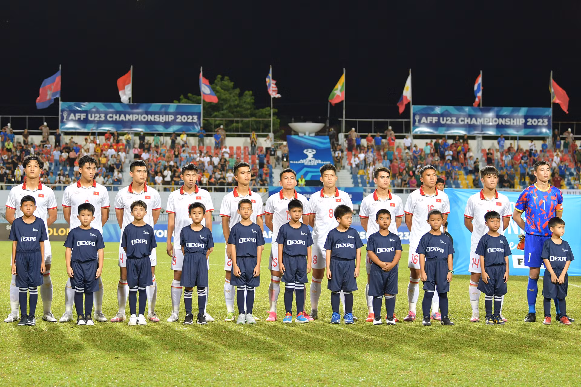 Đội hình xuất phát của U23 Việt Nam thực hiện nghi thức chào cờ.