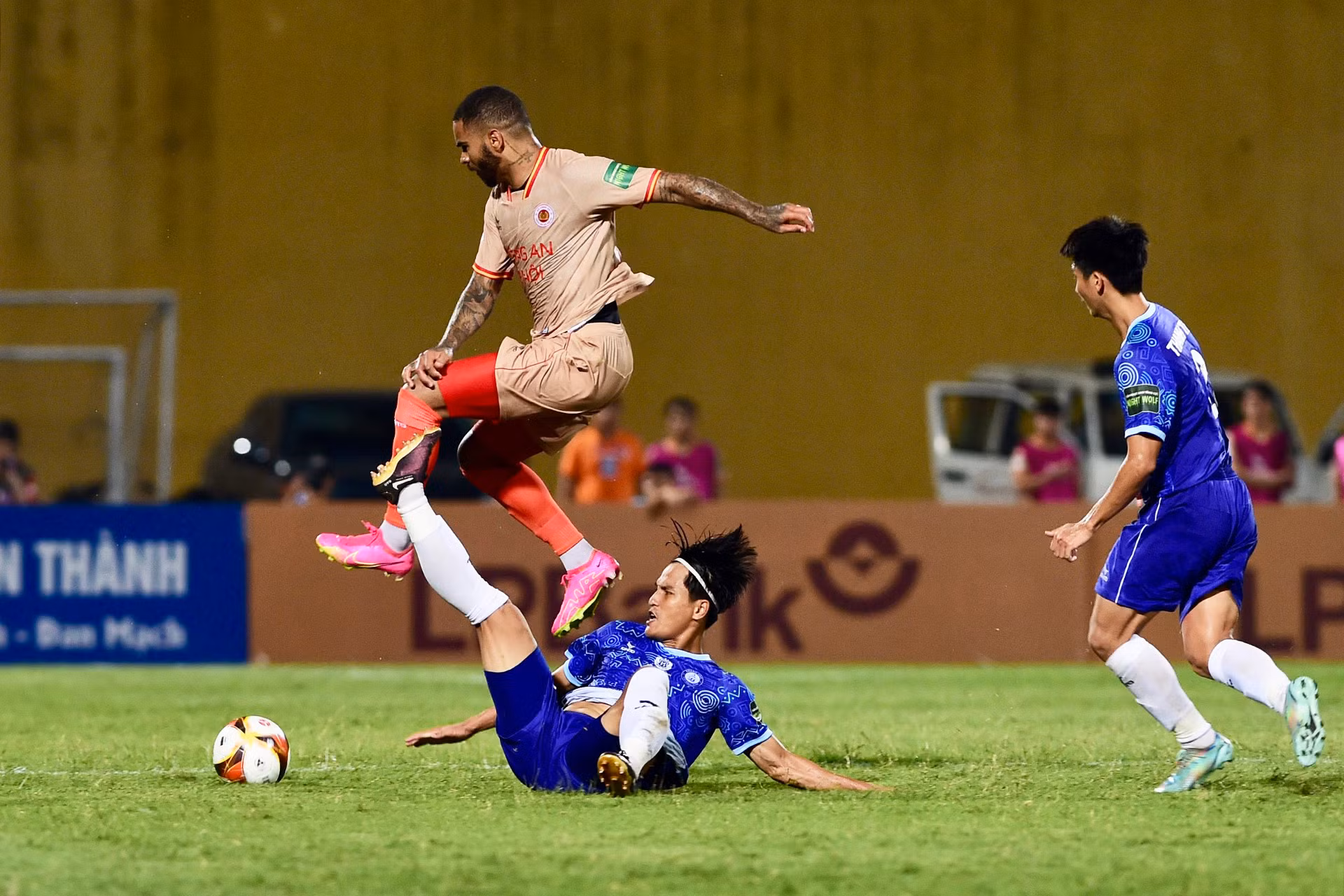 Hiệp 1 kết thúc với tỷ số 0-0.