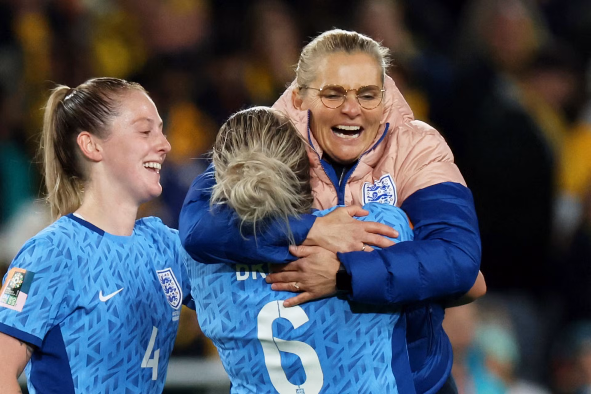 Các tuyển thủ Anh ăn mừng cùng Ban huấn luyện sau khi xuất sắc giành vé vào chung kết World Cup nữ 2023.