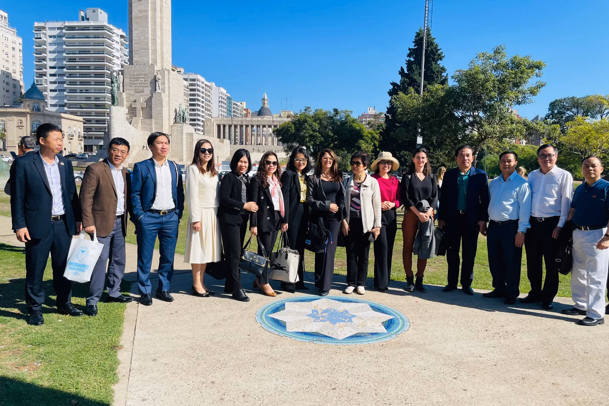 Những người bạn Việt Nam và Argentina gặp gỡ tại thành phố Rosario trong chuyến thăm, làm việc tại tỉnh Santa Fe của Đoàn đại biểu cấp cao nước ta.