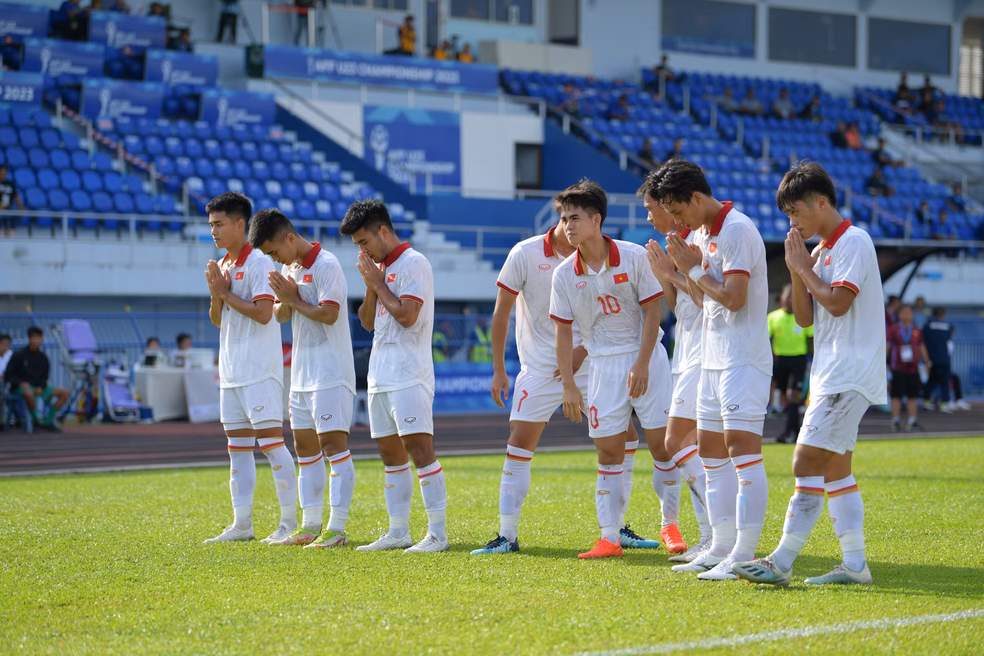 Các thành viên U23 Việt Nam gửi lời tri ân tới 3 thành viên câu lạc bộ Hoàng Anh Gia Lai vừa thiệt mạng trong tai nạn giao thông ngày 12/8 vừa qua.
