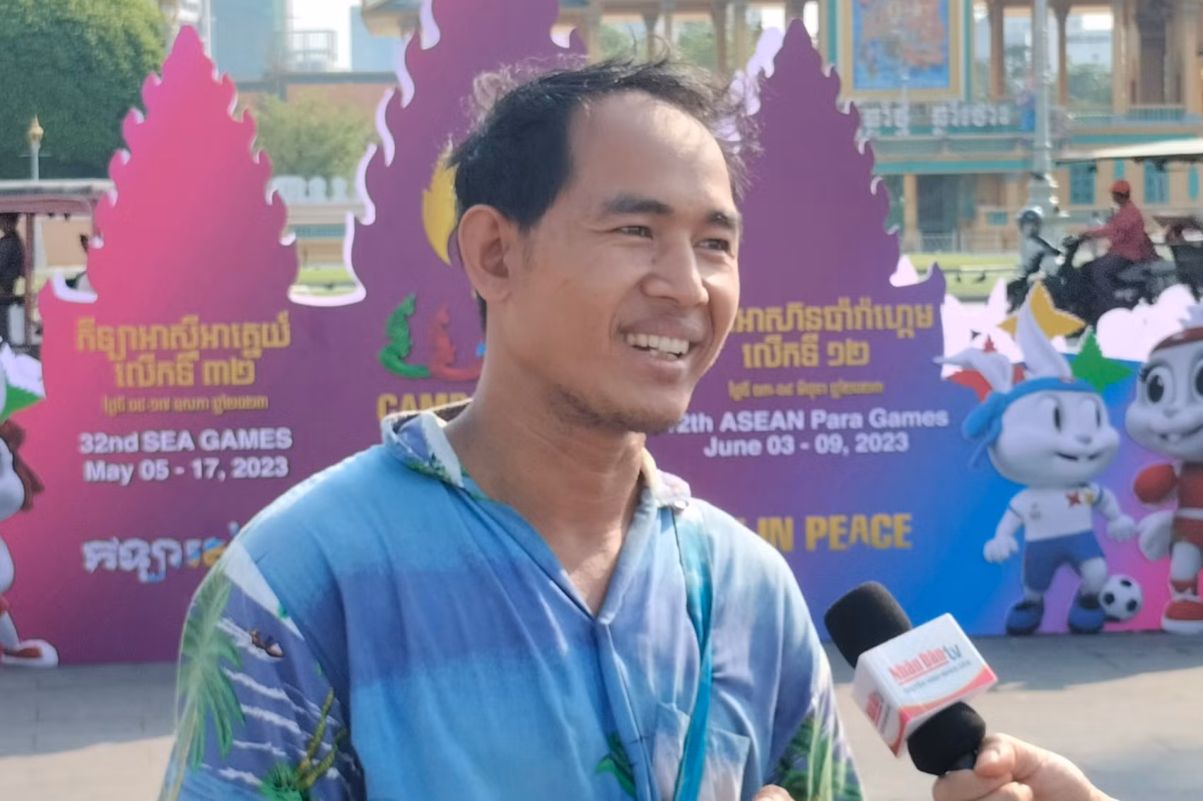 Anh Seng Chandeth, quê ở tỉnh Kandal cho biết, người dân vui mừng và tự hào được là chủ nhà tổ chức sự kiện thể thao tầm cỡ khu vực. Điều đó chứng tỏ Campuchia đã phát triển mạnh mẽ lên một tầm cao mới.