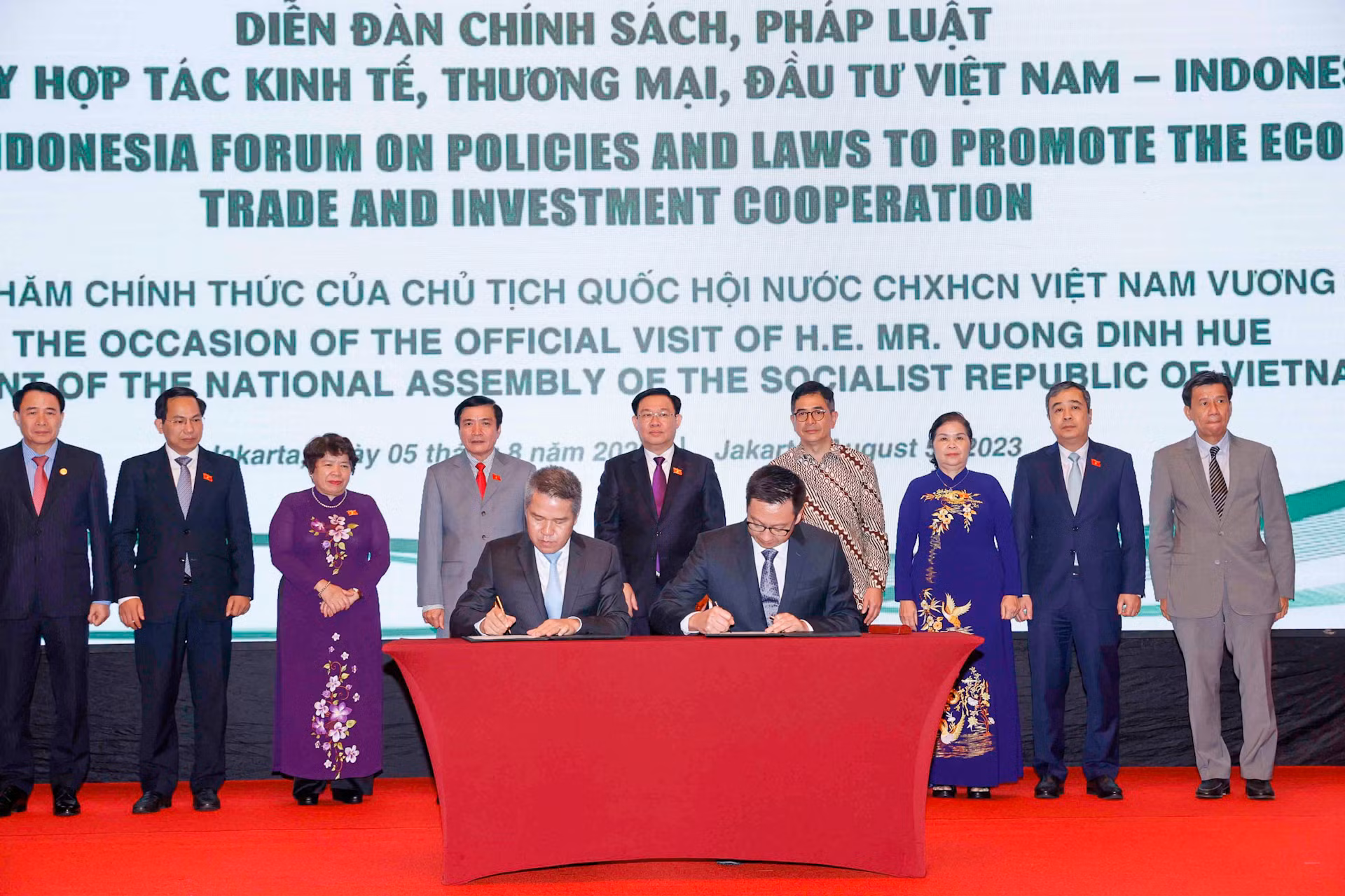 Chủ tịch Quốc hội Vương Đình Huệ chứng kiến Lễ ký kết thoả thuận hợp tác giữa doanh nghiệp Việt Nam và doanh nghiệp Indonesia. (Ảnh: Doãn Tấn) Chủ tịch Quốc hội Vương Đình Huệ chứng kiến Lễ ký kết thoả thuận hợp tác giữa doanh nghiệp Việt Nam và doanh nghiệp Indonesia. (Ảnh: Doãn Tấn)