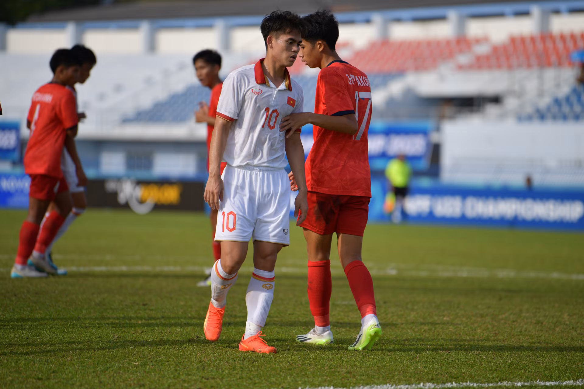 Khuất Văn Khang thi đấu năng nổ trên hàng công U23 Việt Nam.