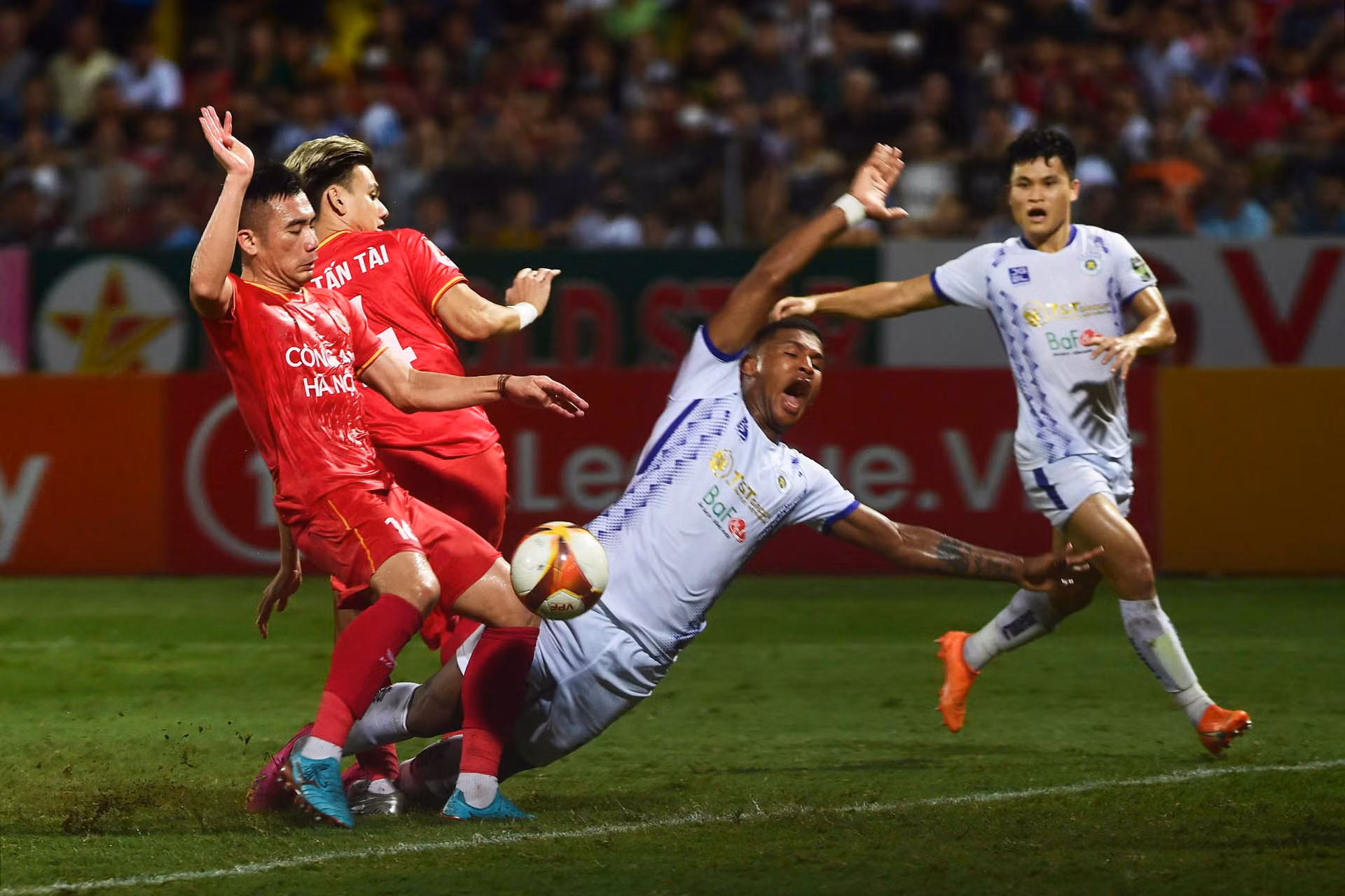 Hà Nội FC gục ngã trước Công an Hà Nội với tỷ số chung cuộc 2-1. Hà Nội FC gục ngã trước Công an Hà Nội với tỷ số chung cuộc 2-1.