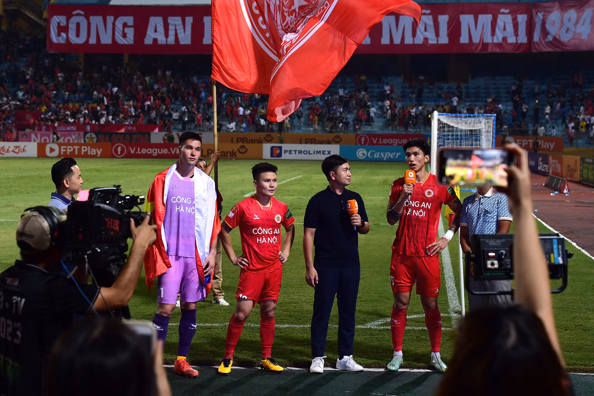 Filip Nguyễn, Quang Hải và Văn Hậu trả lời phỏng vấn sau khi kết thúc hành trình V-League 2023 với danh hiệu vô địch. Filip Nguyễn, Quang Hải và Văn Hậu trả lời phỏng vấn sau khi kết thúc hành trình V-League 2023 với danh hiệu vô địch.