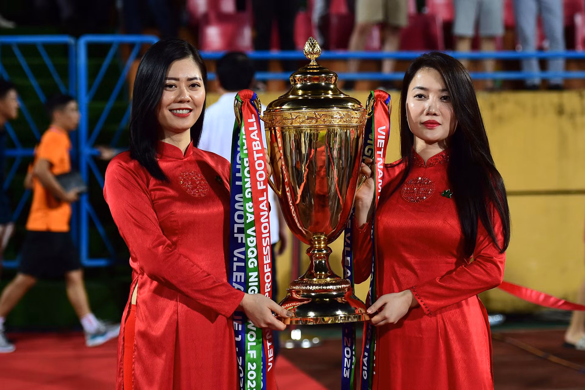 Cúp vô địch V-League 2023 được mang vào sân trước lễ trao giải. Cúp vô địch V-League 2023 được mang vào sân trước lễ trao giải.