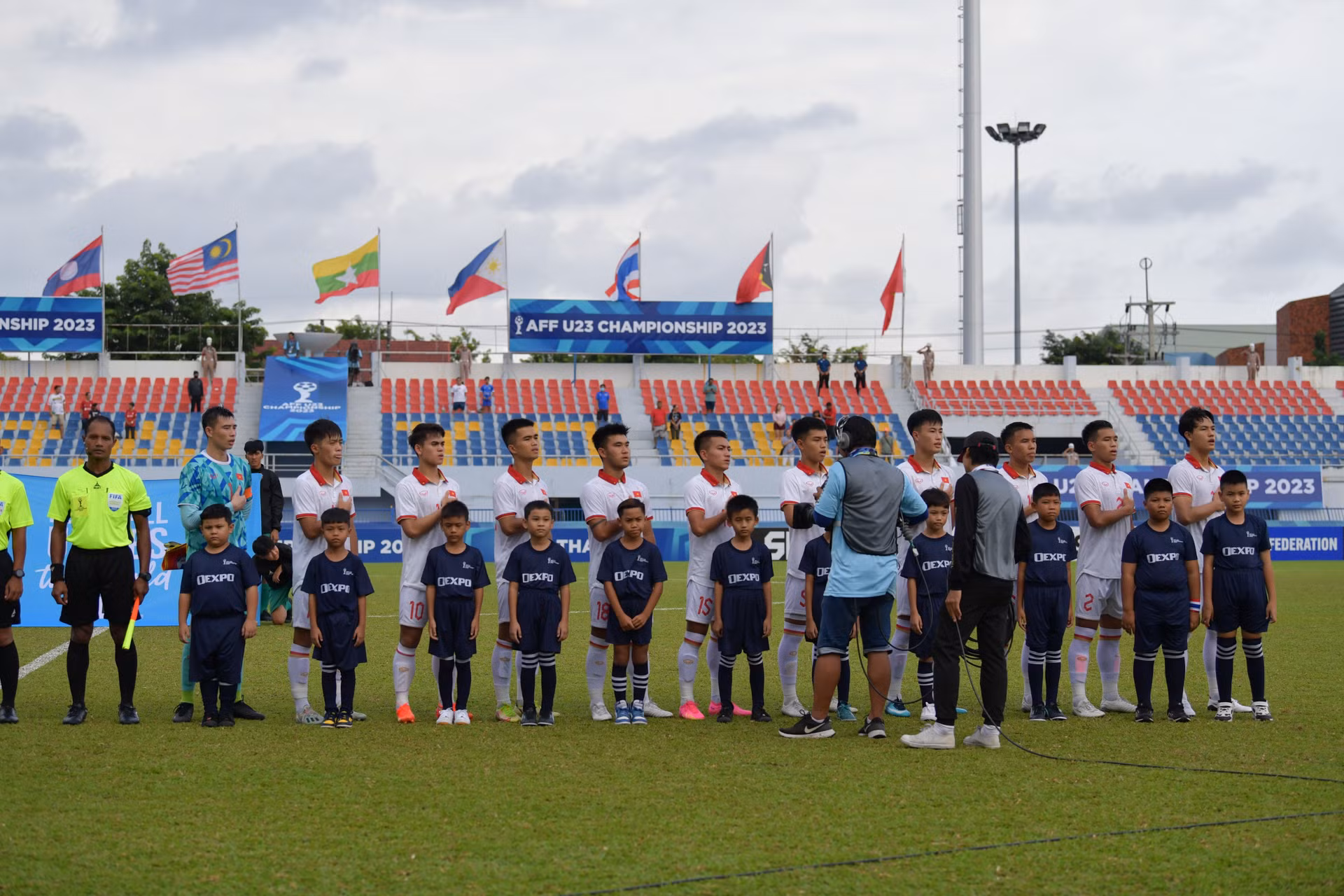 Đội hình xuất phát của U23 Việt Nam thực hiện nghi thức hát quốc ca.