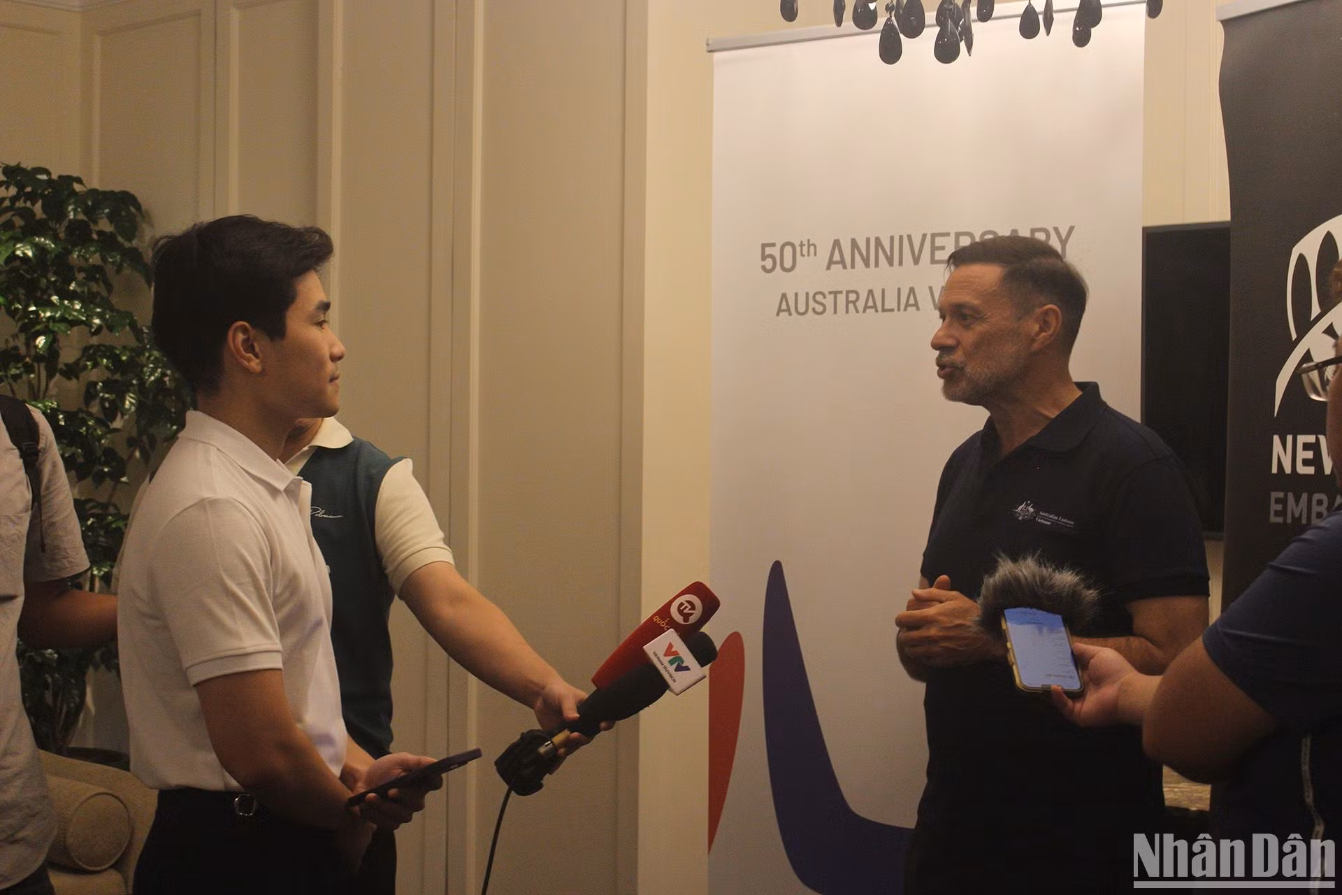 Trả lời phỏng vấn của Báo Nhân Dân, Đại sứ Australia Andrew Goledzinowski cho biết: "Mặc dù có rất nhiều đội mạnh nhưng tôi tin Việt Nam và Australia sẽ làm được điều bất ngờ. Thậm chí nếu Việt Nam vào sâu, tôi sẽ về Australia và trực tiếp theo dõi đội tuyển của các bạn".