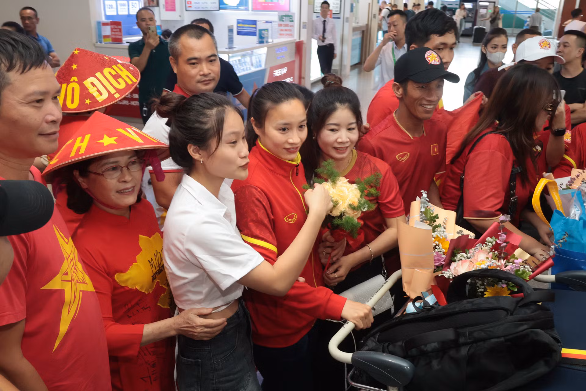 Người hâm mộ selfie cùng Hoàng Thị Loan.