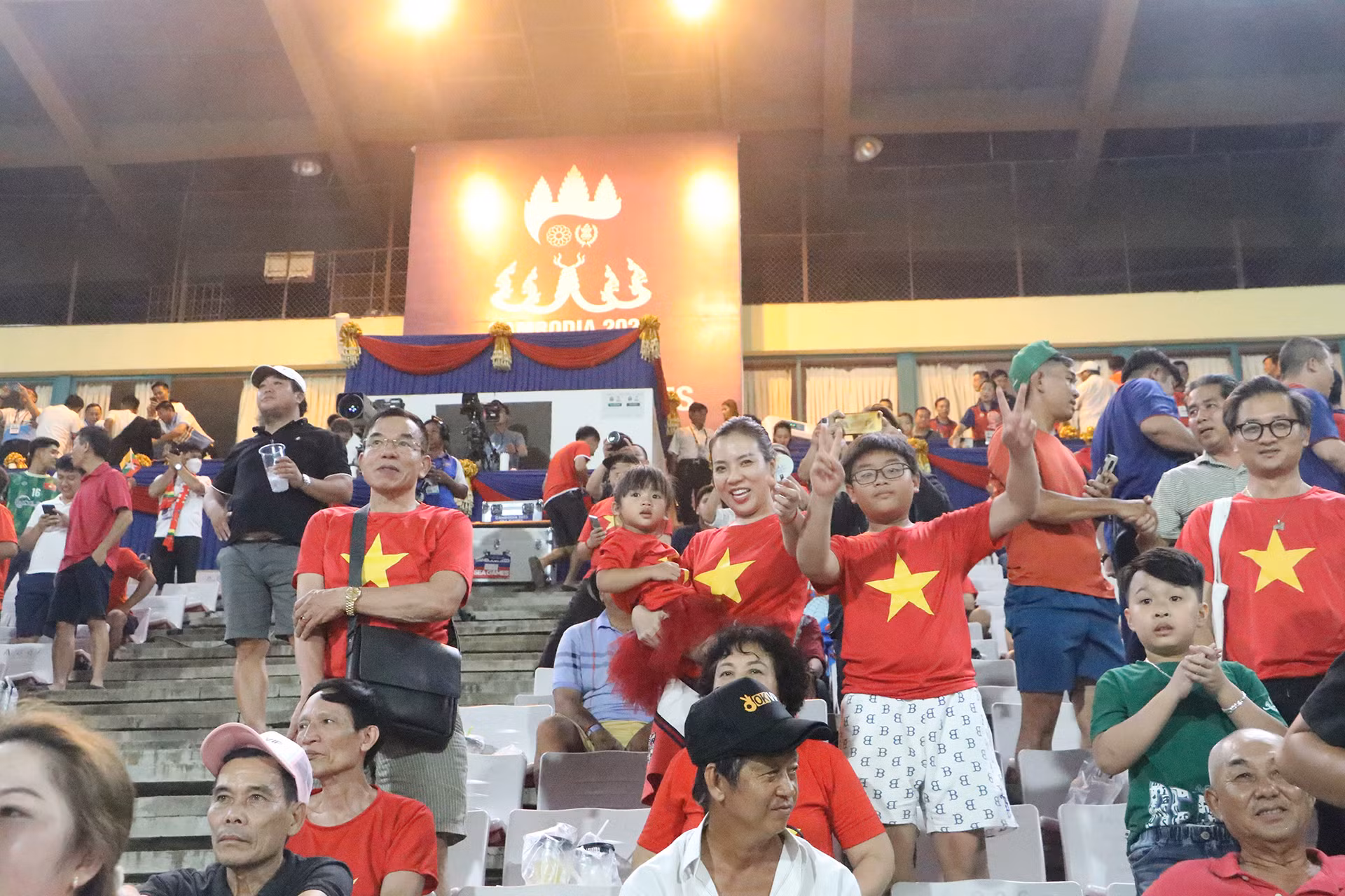 Niềm vui của các cổ động viên trên khán đài sau trận thắng của các nữ cầu thủ Việt Nam.