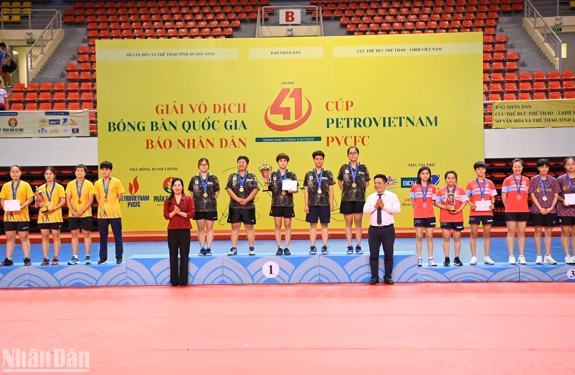 Phó Tổng Biên tập Quế Đình Nguyên và Phó Chủ tịch Ủy ban nhân dân tỉnh Quảng Ninh Nguyễn Thị Hạnh trao huy chương và cúp cho các đội đoạt giải tại nội dung đồng đội nữ. Phó Tổng Biên tập Quế Đình Nguyên và Phó Chủ tịch Ủy ban nhân dân tỉnh Quảng Ninh Nguyễn Thị Hạnh trao huy chương và cúp cho các đội đoạt giải tại nội dung đồng đội nữ.