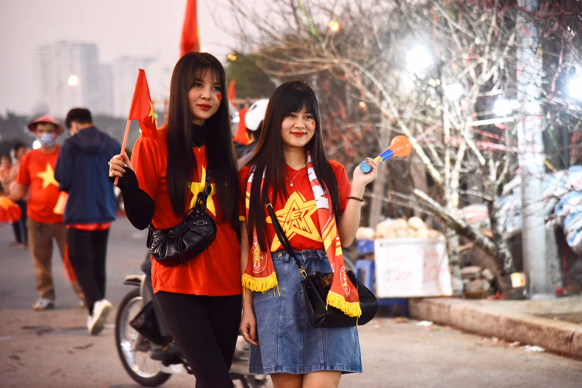 Các cổ động viên nữ đến "tiếp lửa" đội tuyển Việt Nam.