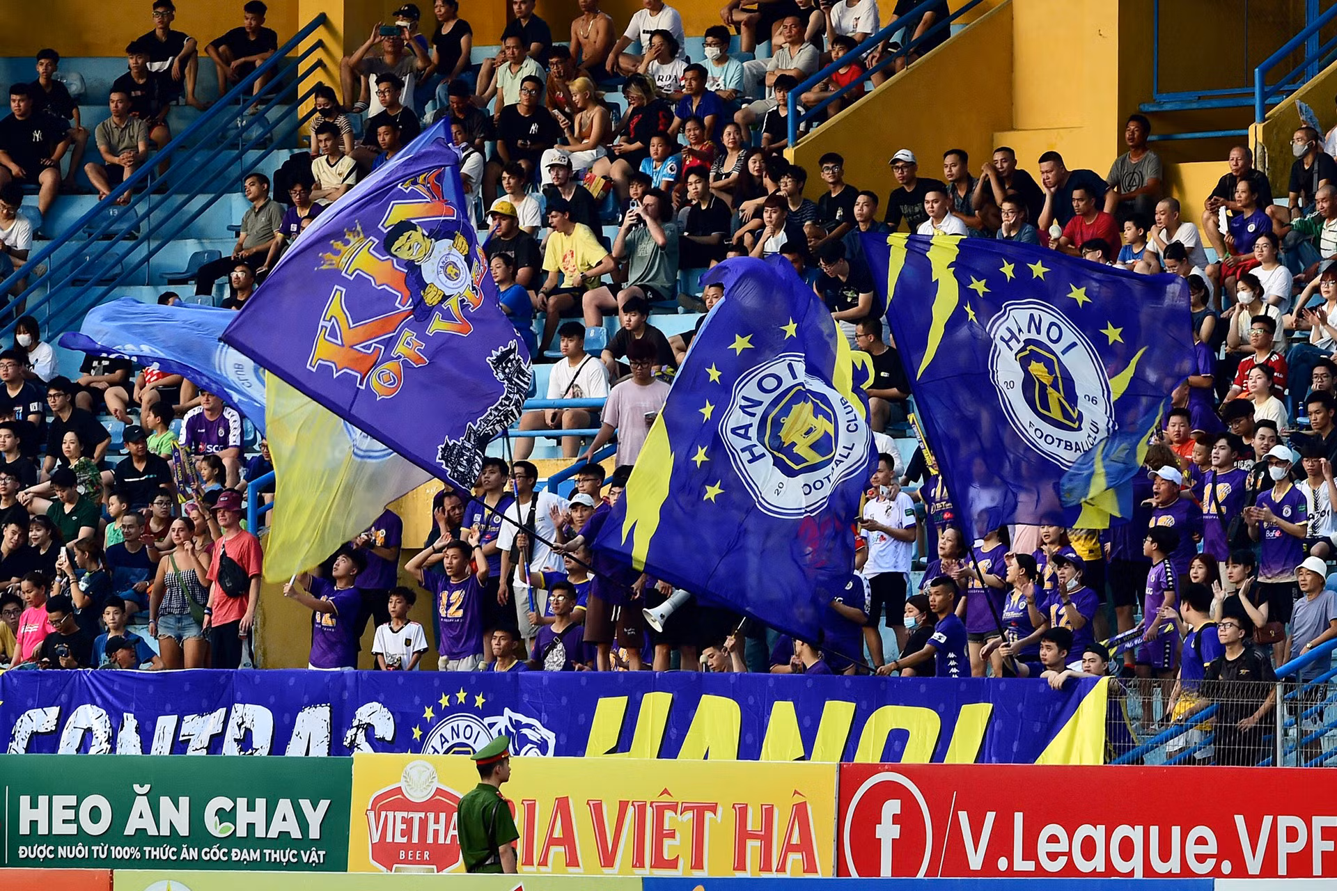 Hình ảnh quen thuộc của những khán giả trung thành Hà Nội FC.