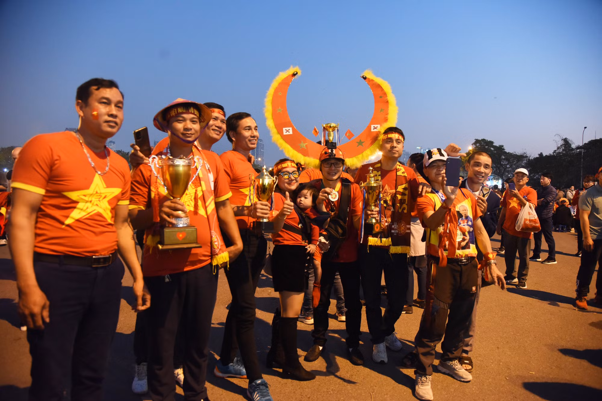 Một số cổ động viên mang trang phục đặc sắc.