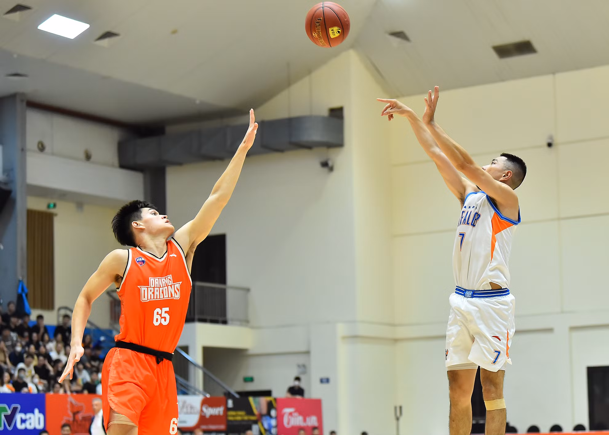 Các cầu thủ Danang Dragons liên tục thi đấu mất tập trung, tạo cơ hội cho đối thủ có cơ hội ghi điểm từ những tình huống ném bóng không bị ai theo kèm. Các cầu thủ Danang Dragons liên tục thi đấu mất tập trung, tạo cơ hội cho đối thủ có cơ hội ghi điểm từ những tình huống ném bóng không bị ai theo kèm.