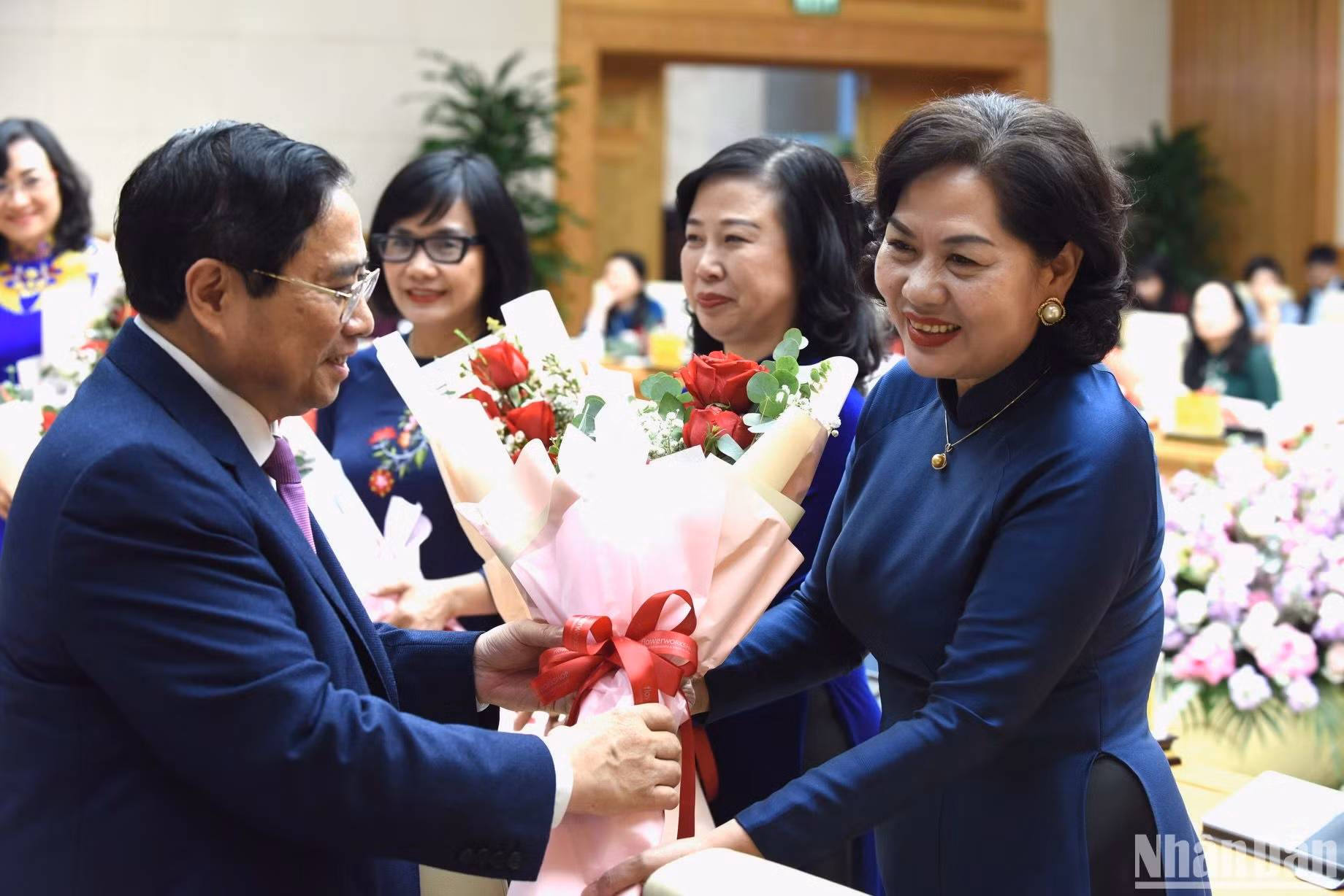 Thủ tướng Phạm Minh Chính tặng hoa các nữ đại biểu tại buổi gặp mặt. Thủ tướng Phạm Minh Chính tặng hoa các nữ đại biểu tại buổi gặp mặt.