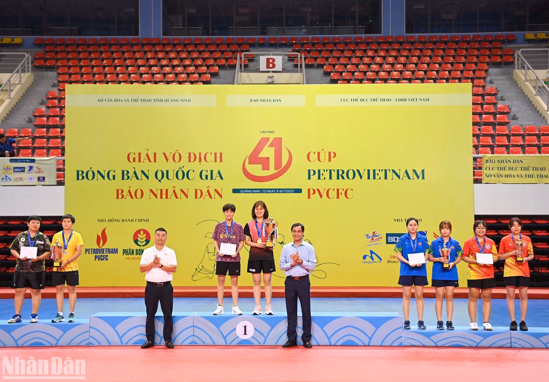 Giám đốc kinh doanh khu vực miền bắc, Công ty Cổ phần phân bón dầu khí Cà Mau - Đặng Văn Đảo, Trưởng Ban Văn hóa-Văn nghệ Báo Nhân Dân, Trưởng Ban tổ chức Giải Trần Hữu Việt trao huy chương và cúp cho các vận động viên đoạt giải tại nội dung đôi nữ. Giám đốc kinh doanh khu vực miền bắc, Công ty Cổ phần phân bón dầu khí Cà Mau - Đặng Văn Đảo, Trưởng Ban Văn hóa-Văn nghệ Báo Nhân Dân, Trưởng Ban tổ chức Giải Trần Hữu Việt trao huy chương và cúp cho các vận động viên đoạt giải tại nội dung đôi nữ.