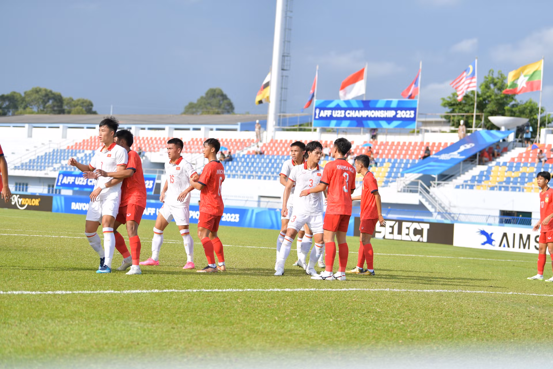 Huấn luyện viên Hoàng Anh Tuấn sử dụng sơ đồ 3-4-3 với những gương mặt chất lượng trong đội hình.