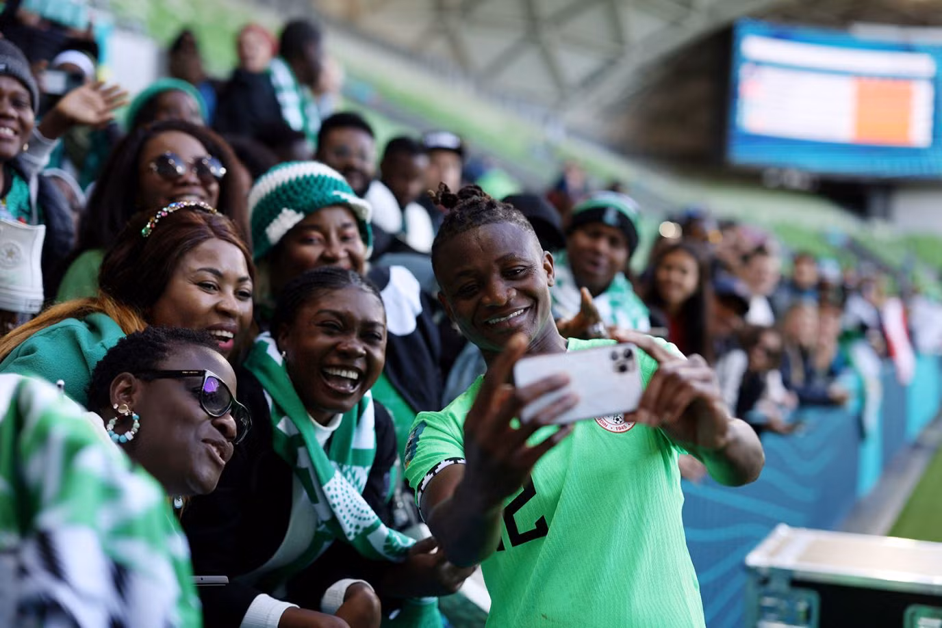 Cầu thủ Uchenna Kanu của Nigeria chụp ảnh selfie với người hâm mộ sau trận hòa 0-0 trước đội tuyển nữ Canada.