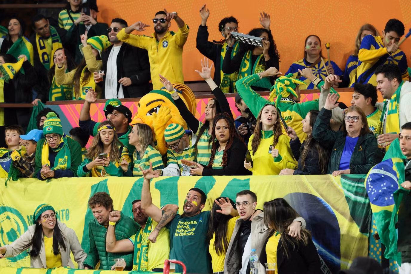 Cổ động viên Brazil tại thành phố Adelaide thỏa mãn khi đội tuyển nữ Brazil đại thắng Panama 4-0 ở ngày ra quân. (Ảnh: AP)