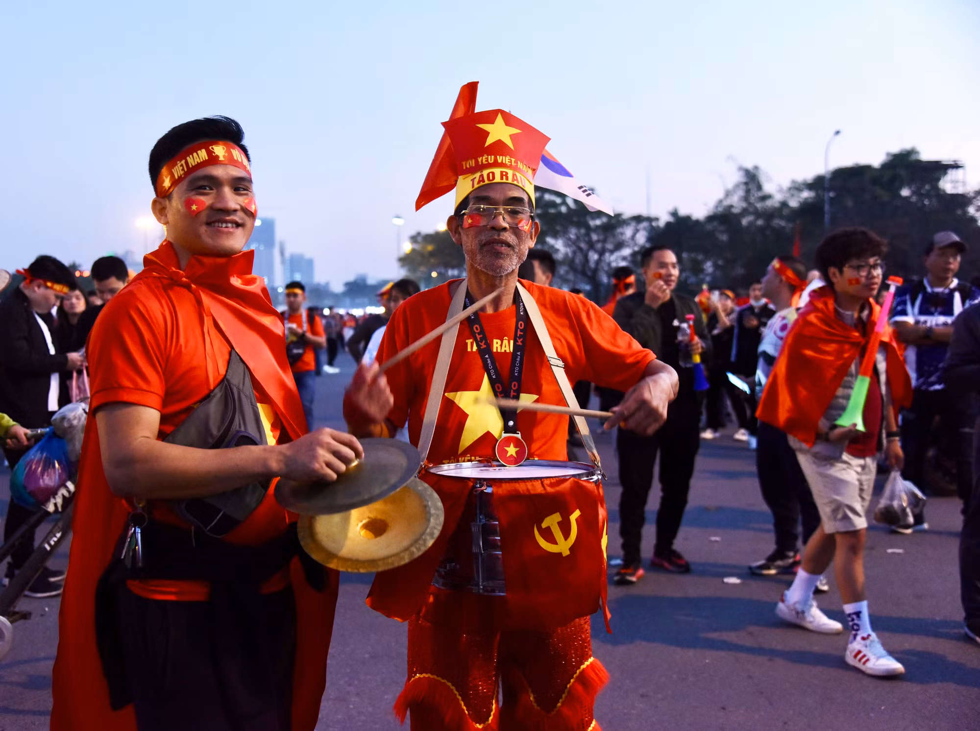 Không khí sôi động ngoài sân Mỹ Đình.