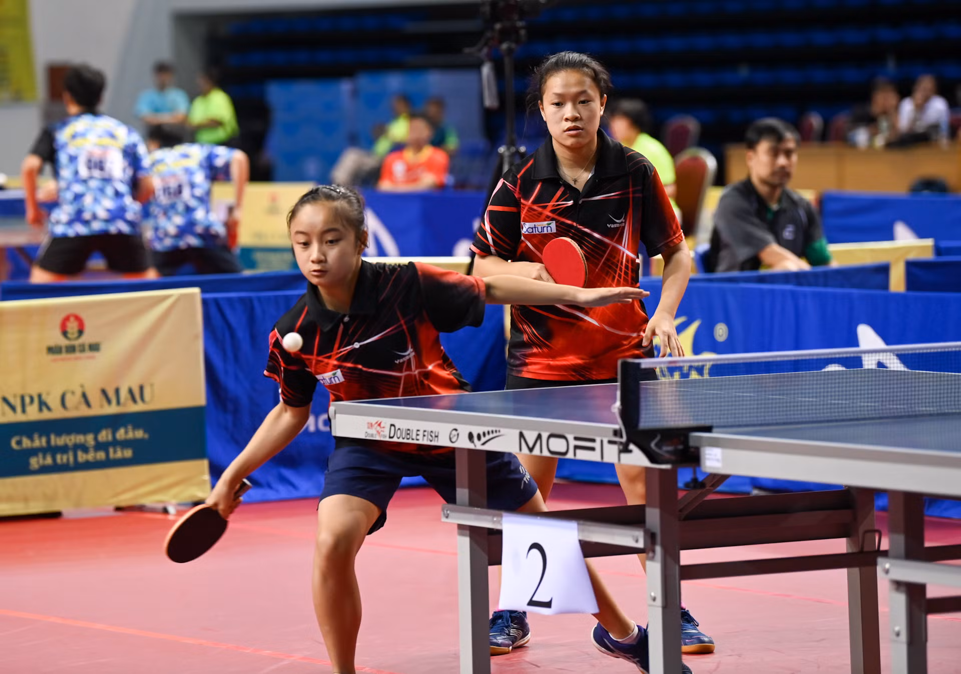 Ngô Phương Linh (Lâm Đồng) vững vàng thi đấu nội dung đôi nữ.
