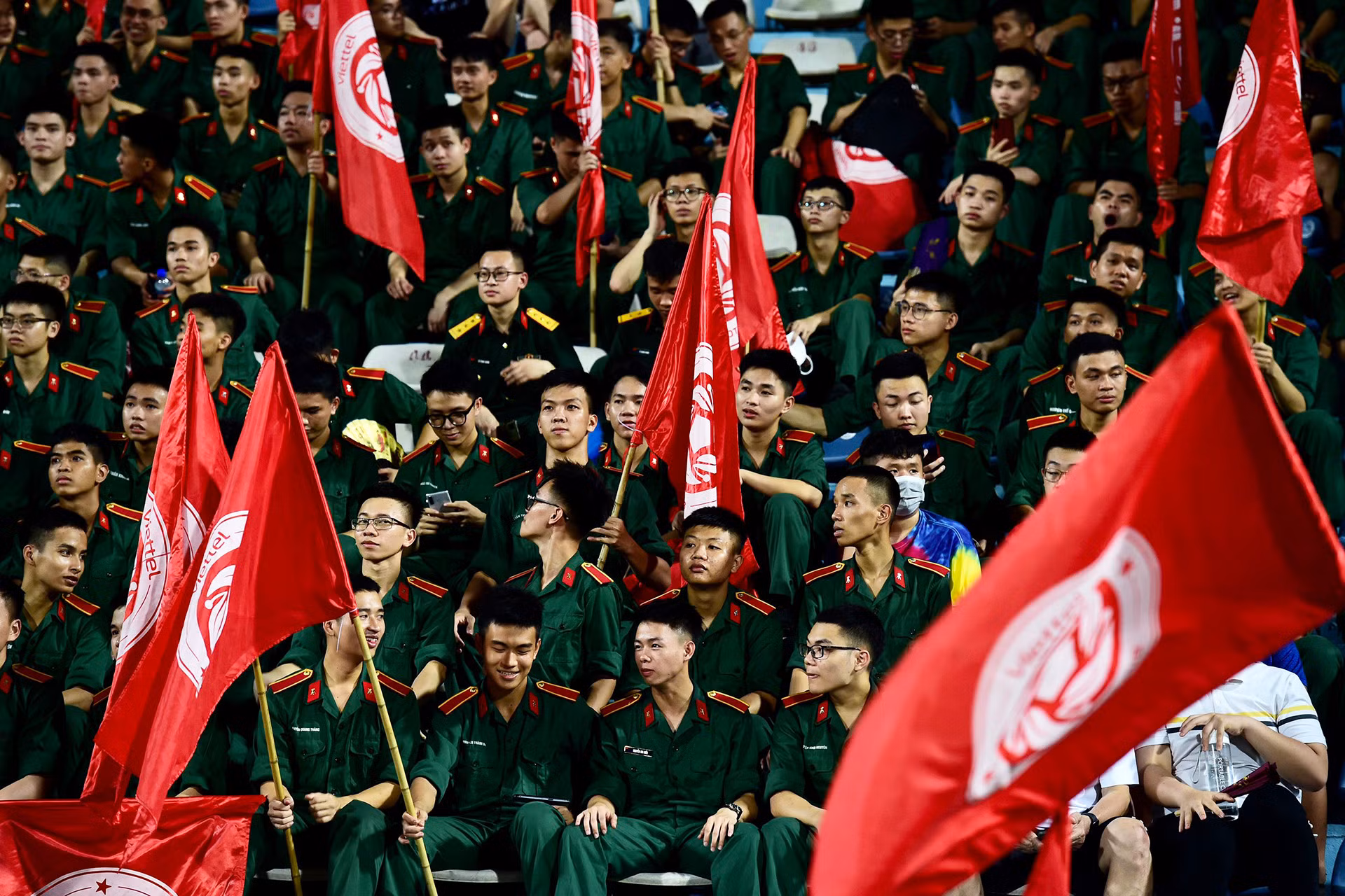 Hội cổ động viên Viettel có sự góp mặt của những học viên trường quân sự. Hội cổ động viên Viettel có sự góp mặt của những học viên trường quân sự.