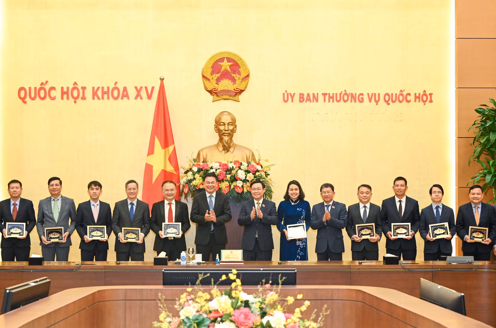 Chủ tịch Quốc hội Vương Đình Huệ tặng quà lưu niệm cho các Trưởng Cơ quan đại diện Việt Nam tại buổi tiếp.