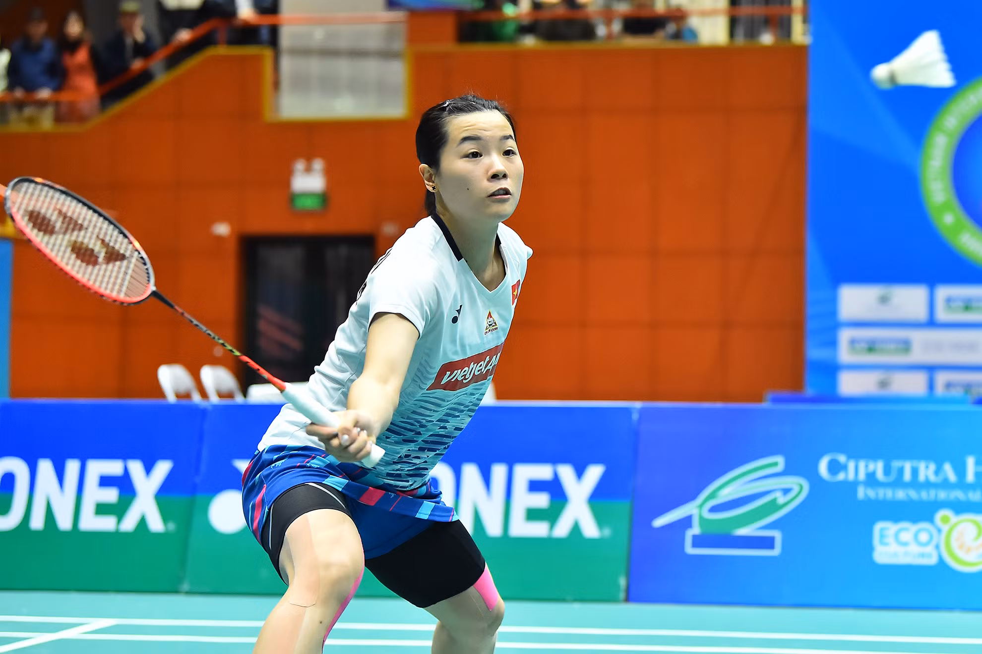 Tay vợt chủ nhà lựa chọn chiến thuật hợp lý, liên tiếp gây khó khăn cho đối phương để ghi điểm.