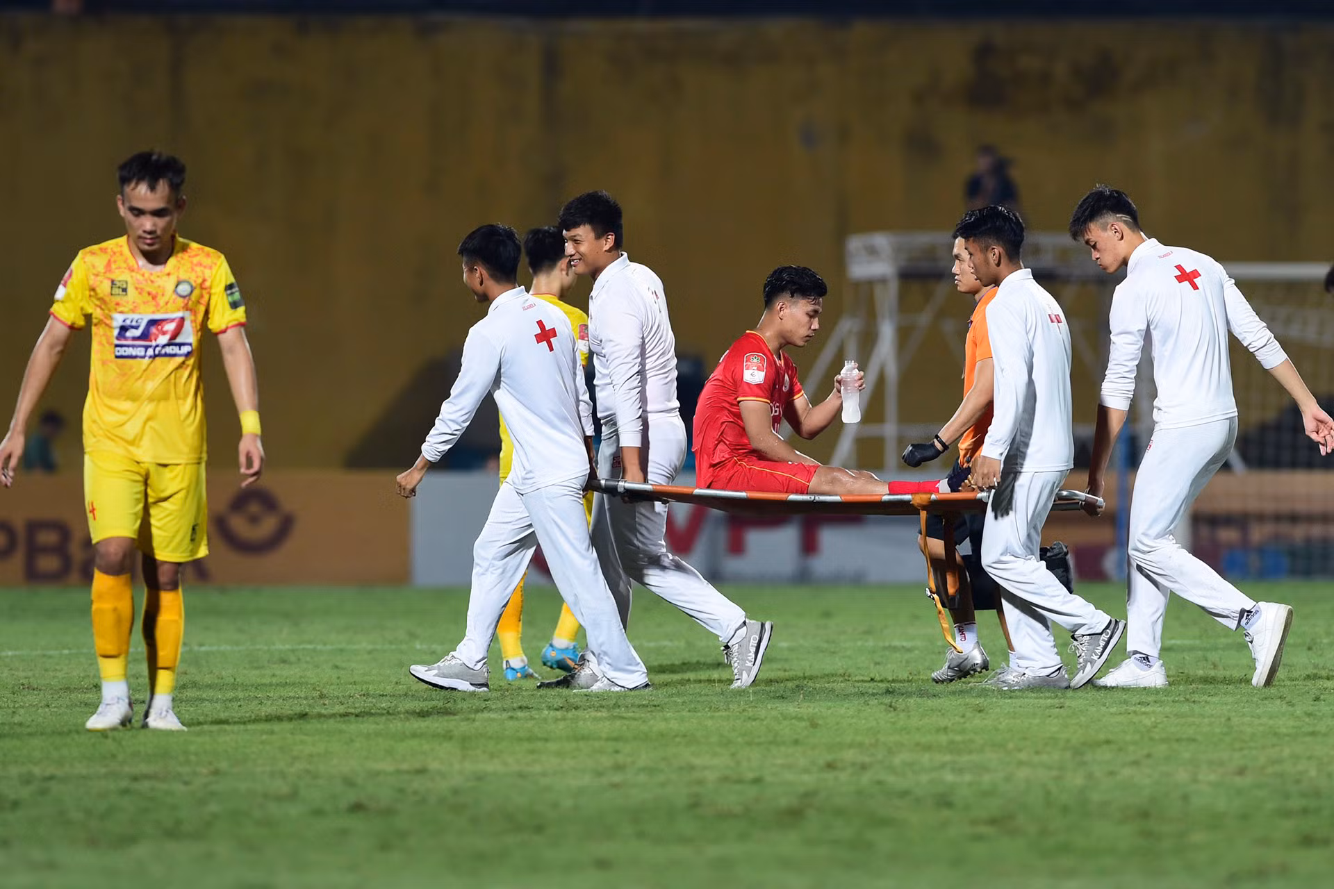 Văn Thanh phải rời sân bằng cáng.