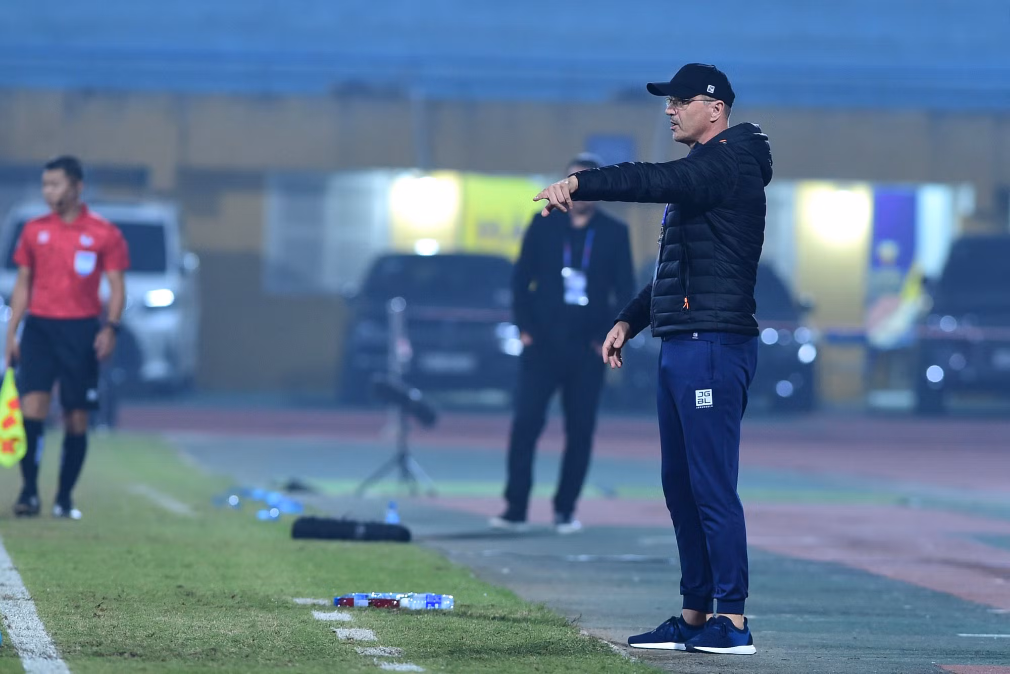 HLV Bozidar Bandovic của Hà Nội FC chỉ đạo các học trò.