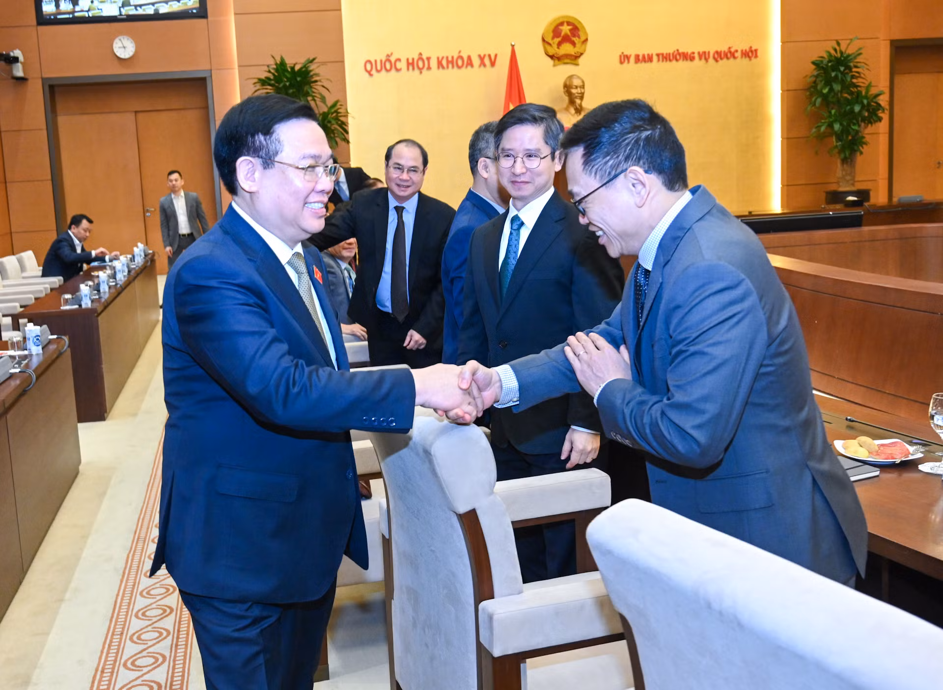 Chủ tịch Quốc hội Vương Đình Huệ với các đồng chí Trưởng Cơ quan đại diện Việt Nam ở nước ngoài.