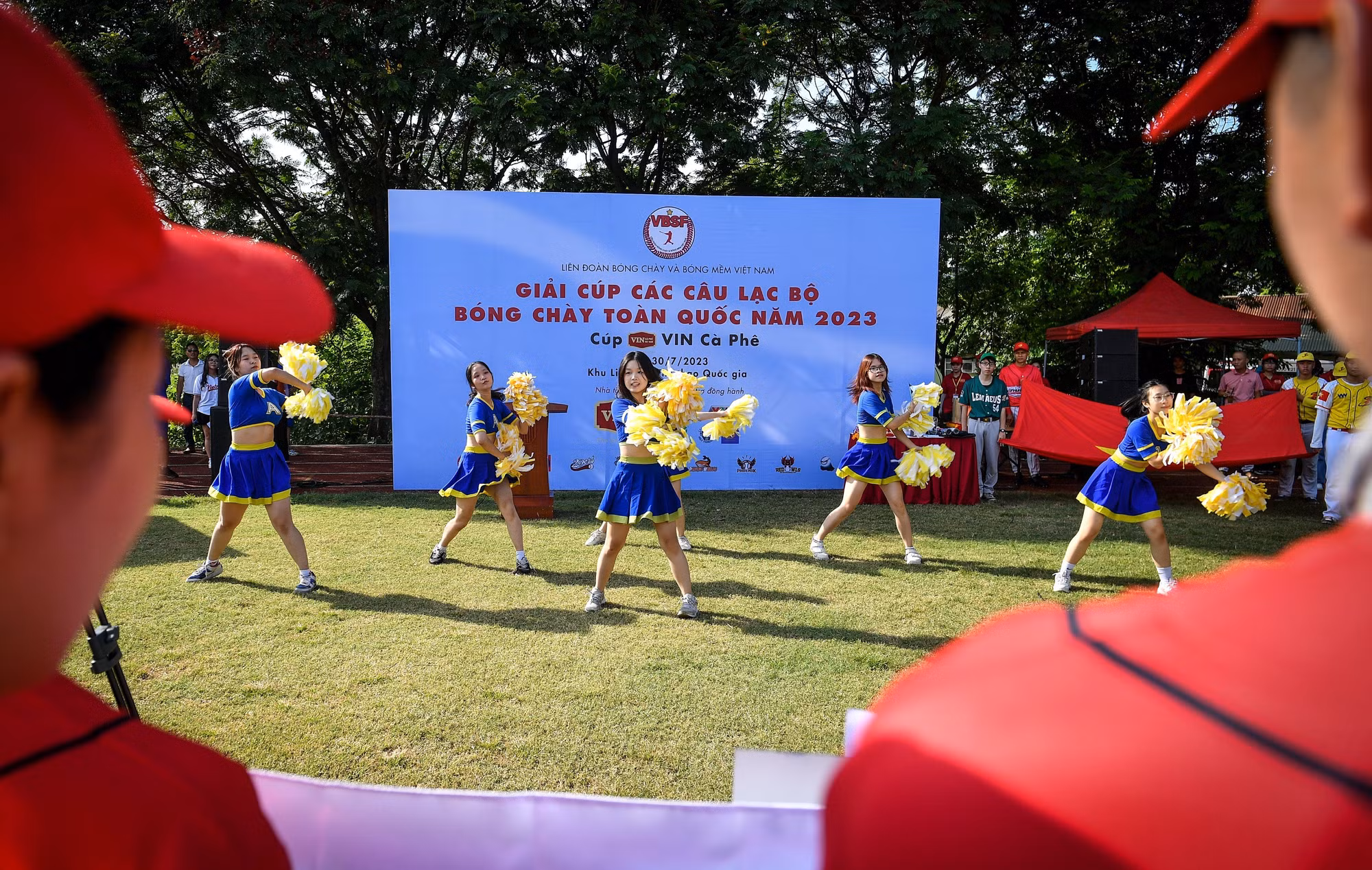 Phần trình diễn cổ động đến từ CLB Cheer Ams của Trường THPT Chuyên Hà Nội-Amsterdam.