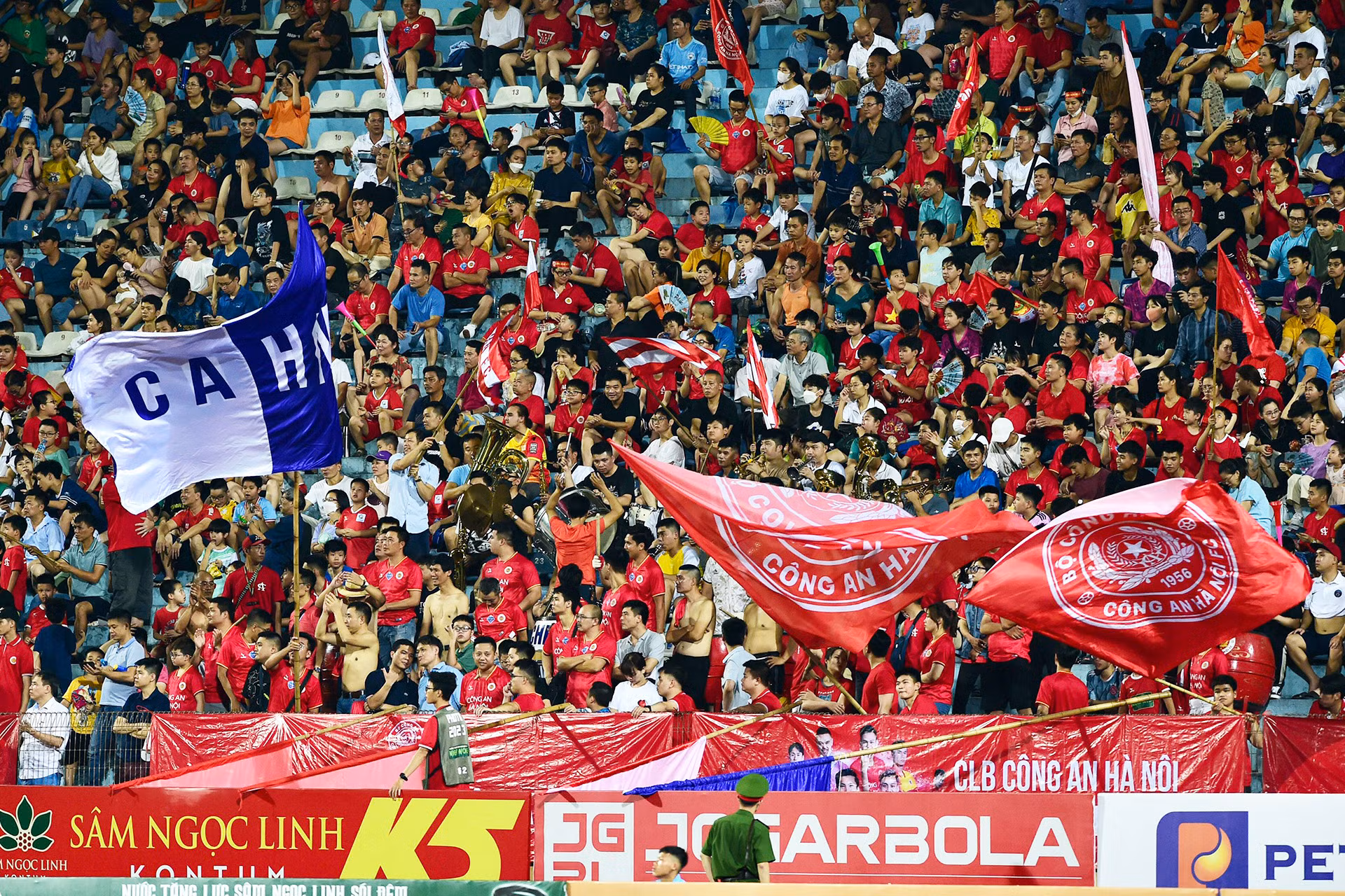 Không khí sôi nổi trên sân Hàng Đẫy.