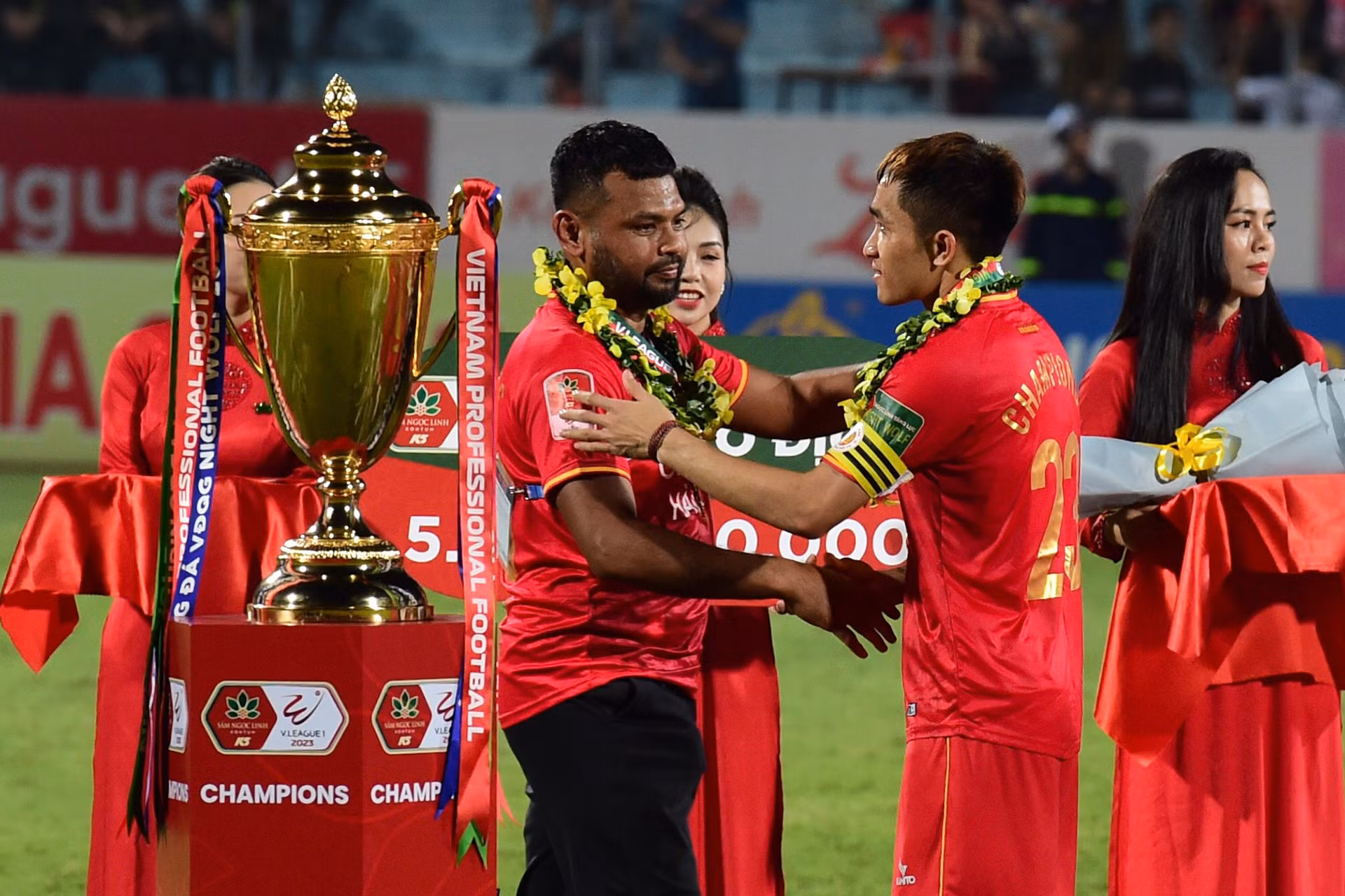 Kết thúc cuộc đua V-League 2023, chiếc Cúp vô địch thuộc về Công an Hà Nội với thành tích tốt nhất. Kết thúc cuộc đua V-League 2023, chiếc Cúp vô địch thuộc về Công an Hà Nội với thành tích tốt nhất.