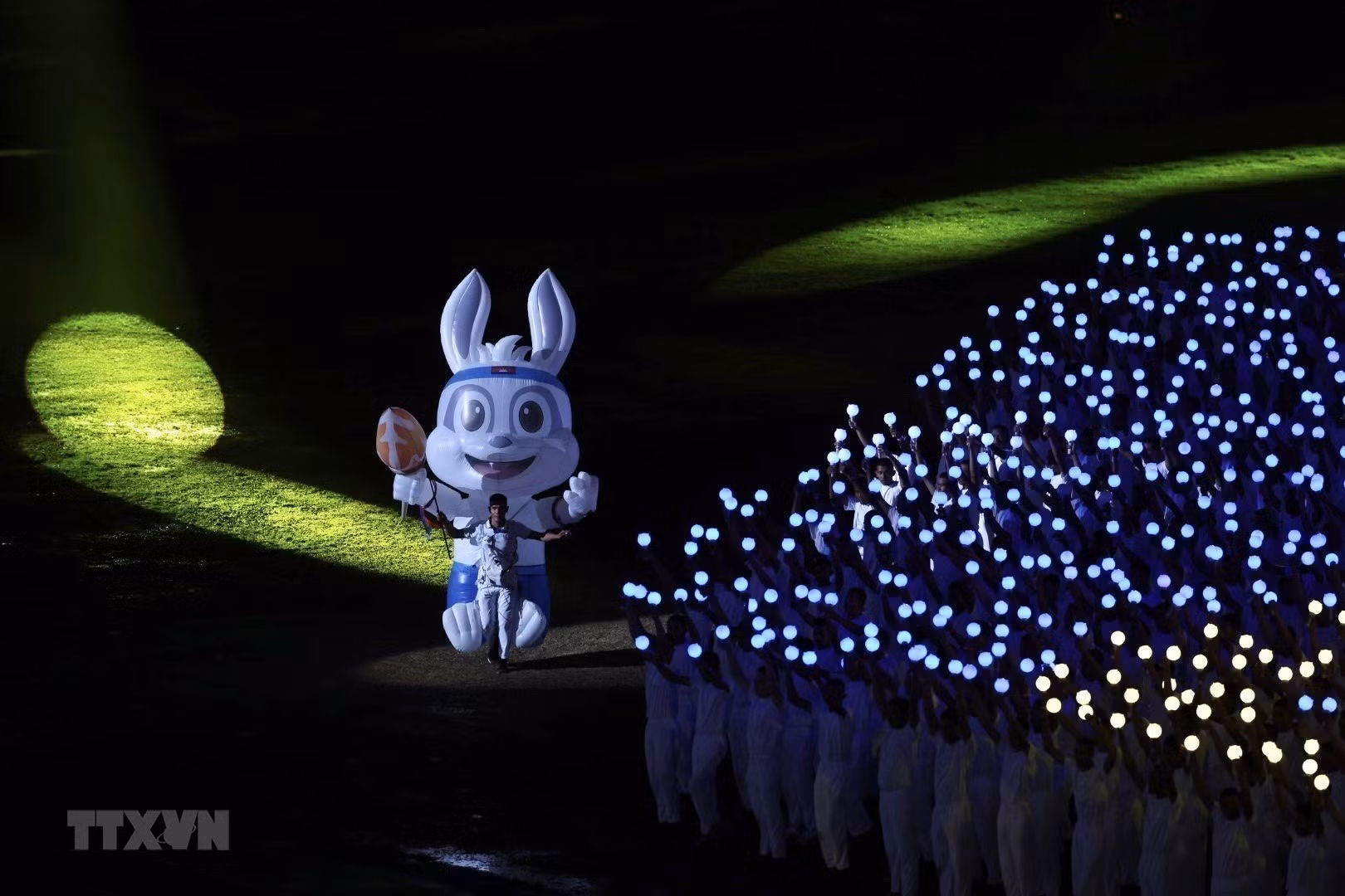 Lễ bế mạc SEA Games 32 được bắt đầu với màn biểu diễn nghệ thuật với tên gọi "See you again" (Hẹn gặp lại). Lễ bế mạc SEA Games 32 được bắt đầu với màn biểu diễn nghệ thuật với tên gọi "See you again" (Hẹn gặp lại).