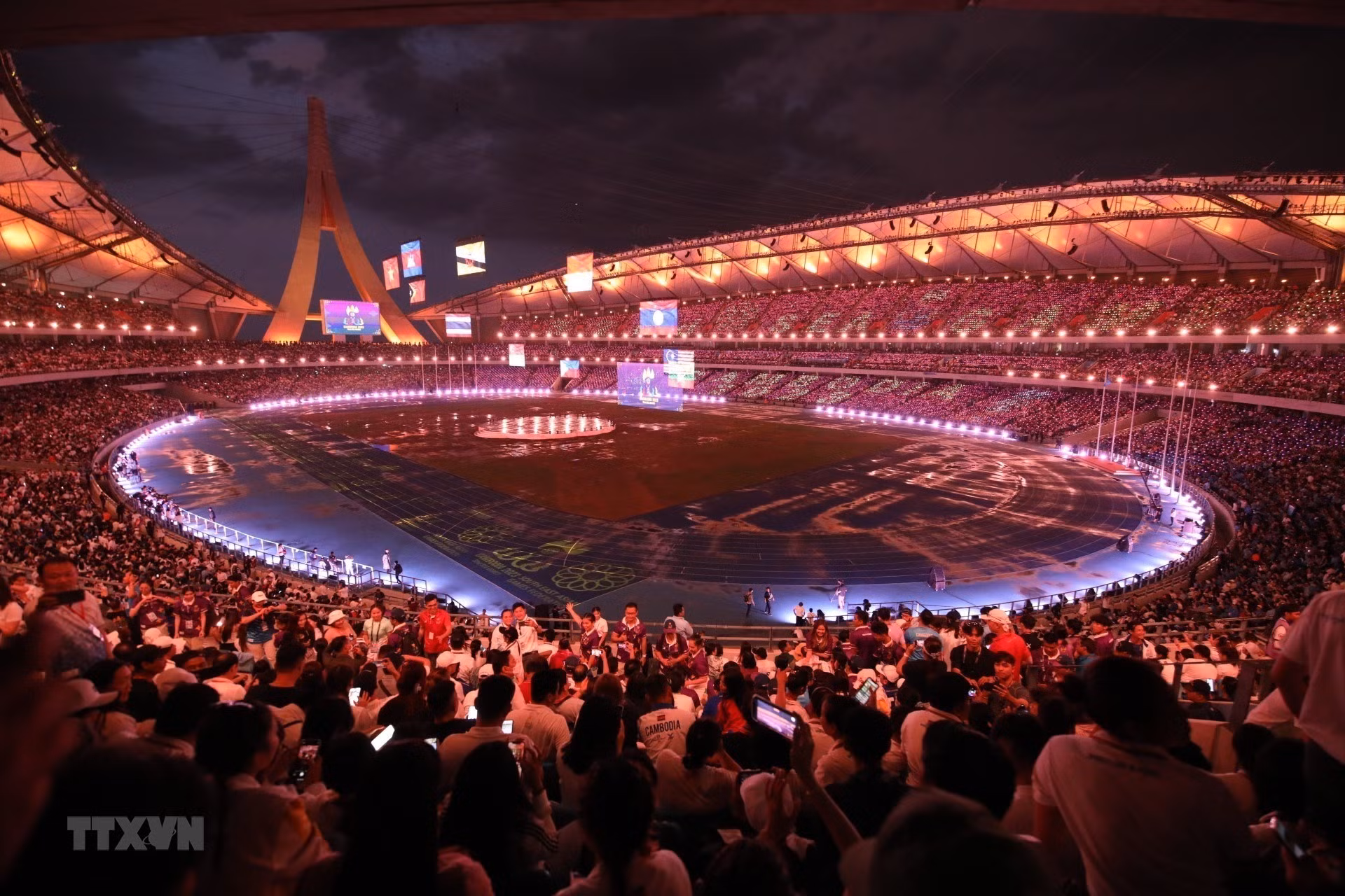 Sau hơn 20 ngày tranh tài, SEA Games 32 khép lại với lễ bế mạc ấn tượng, đáng nhớ và đầy lưu luyến trên sân Morodok Techo (Phnom Penh, Campuchia). Sau hơn 20 ngày tranh tài, SEA Games 32 khép lại với lễ bế mạc ấn tượng, đáng nhớ và đầy lưu luyến trên sân Morodok Techo (Phnom Penh, Campuchia).