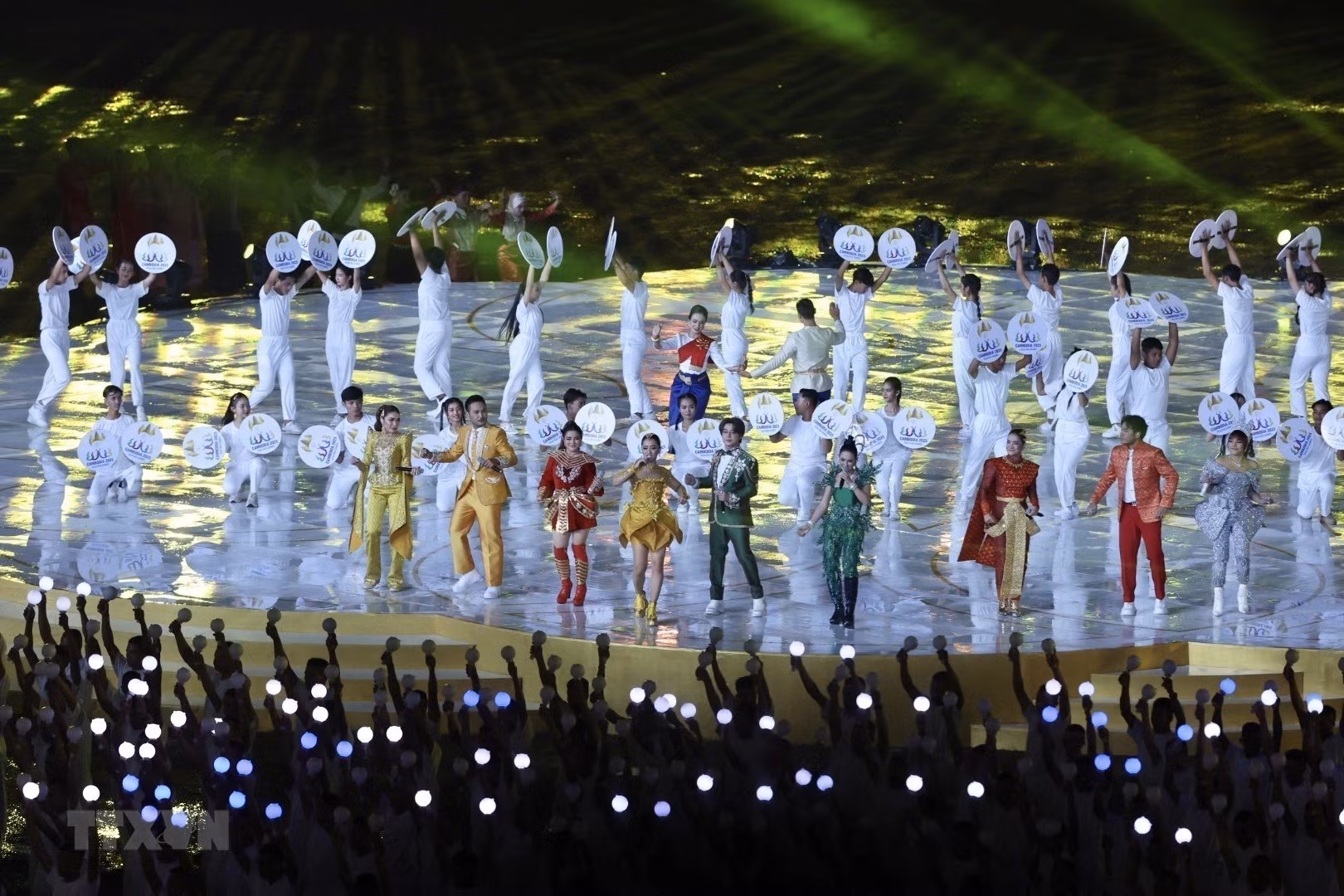Lễ bế mạc SEA Games 32 được bắt đầu với màn biểu diễn nghệ thuật với tên gọi "See you again" (Hẹn gặp lại). Lễ bế mạc SEA Games 32 được bắt đầu với màn biểu diễn nghệ thuật với tên gọi "See you again" (Hẹn gặp lại).