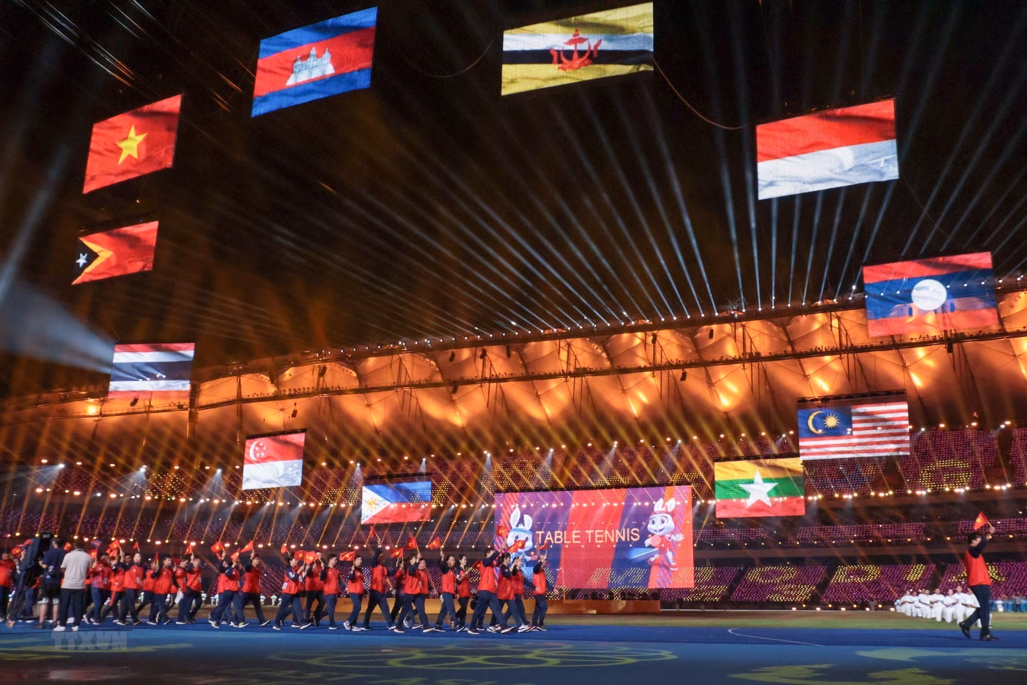 Đoàn thể thao Việt Nam diễu hành trên sân vận động Morodok Techo trong Lễ bế mạc SEA Games 32. Đoàn thể thao Việt Nam diễu hành trên sân vận động Morodok Techo trong Lễ bế mạc SEA Games 32.