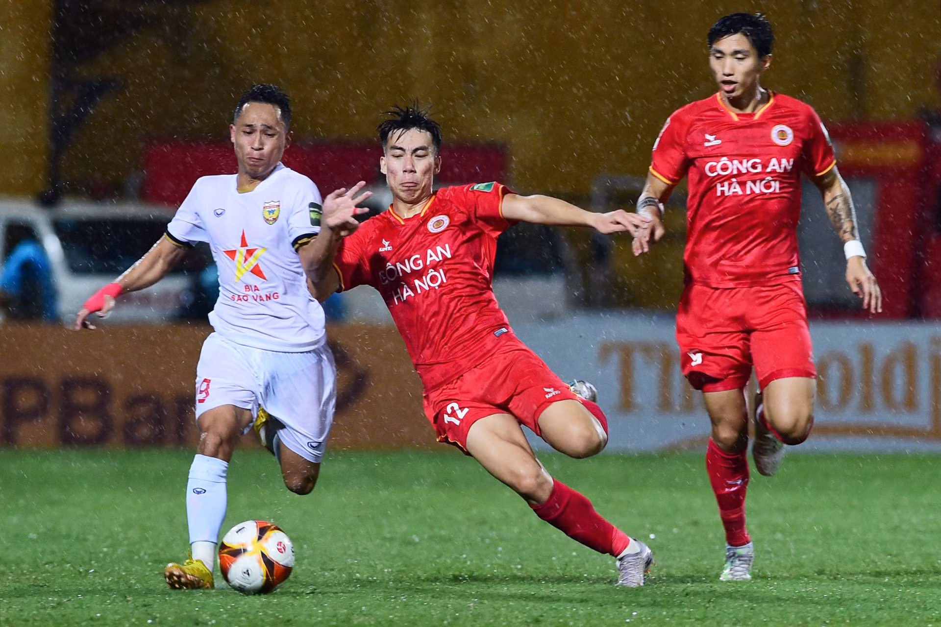 Chỉ 3 phút sau, nhận đường tạt từ Văn Thanh, tân binh Success xuất sắc nâng tỷ số lên 3-0 cho đội chủ nhà.