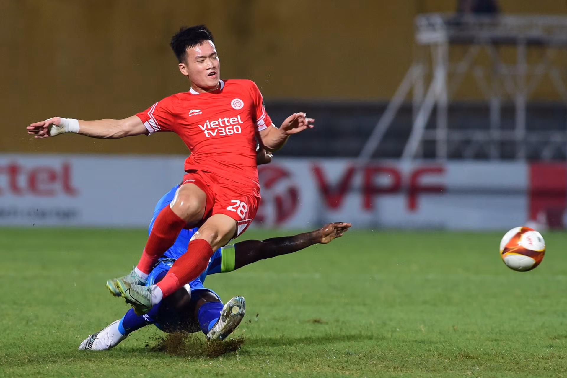 Hoàng Đức bị một cầu thủ Bình Dương xoạc bóng. Hoàng Đức bị một cầu thủ Bình Dương xoạc bóng.