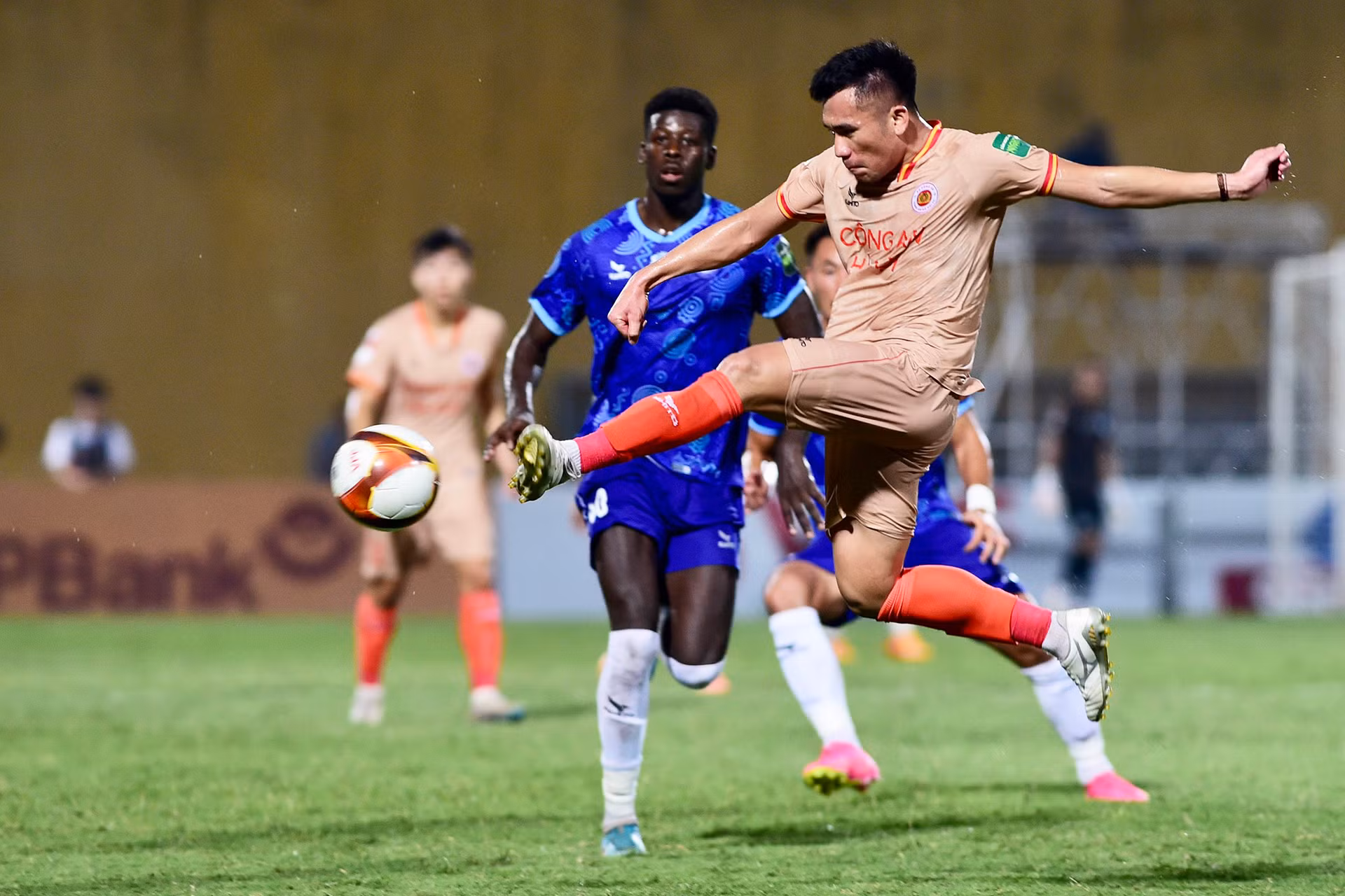Trận đấu có 11 phút bù giờ nhưng kết quả chung cuộc được giữ nguyên 0-0.
