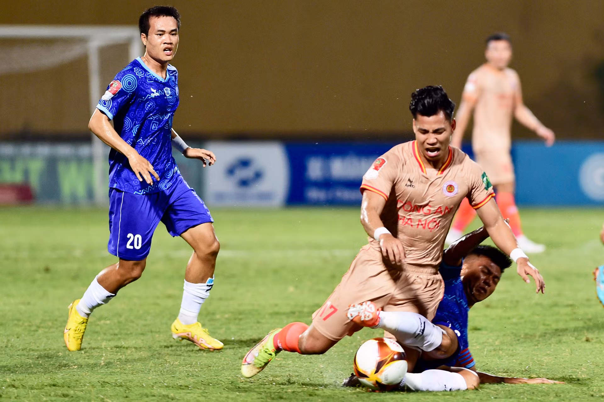 Văn Thanh bị phạm lỗi.
