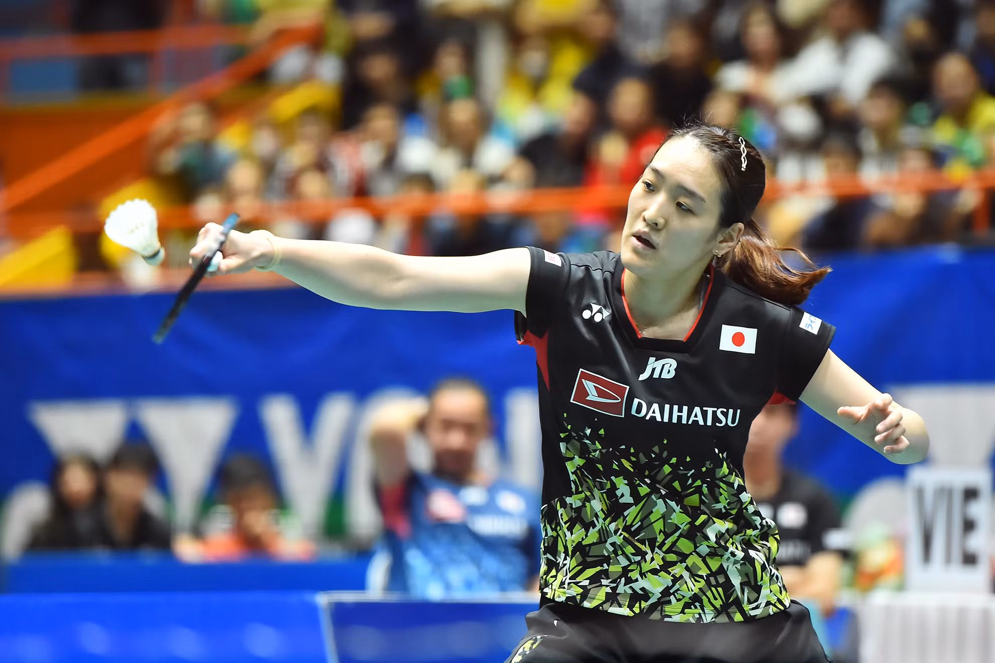 Asuka Takahashi bất ngờ vùng lên mãnh liệt ở set 2 khi thắng Thùy Linh 21-15, qua đó cân bằng tỷ số trận chung kết là 1-1.