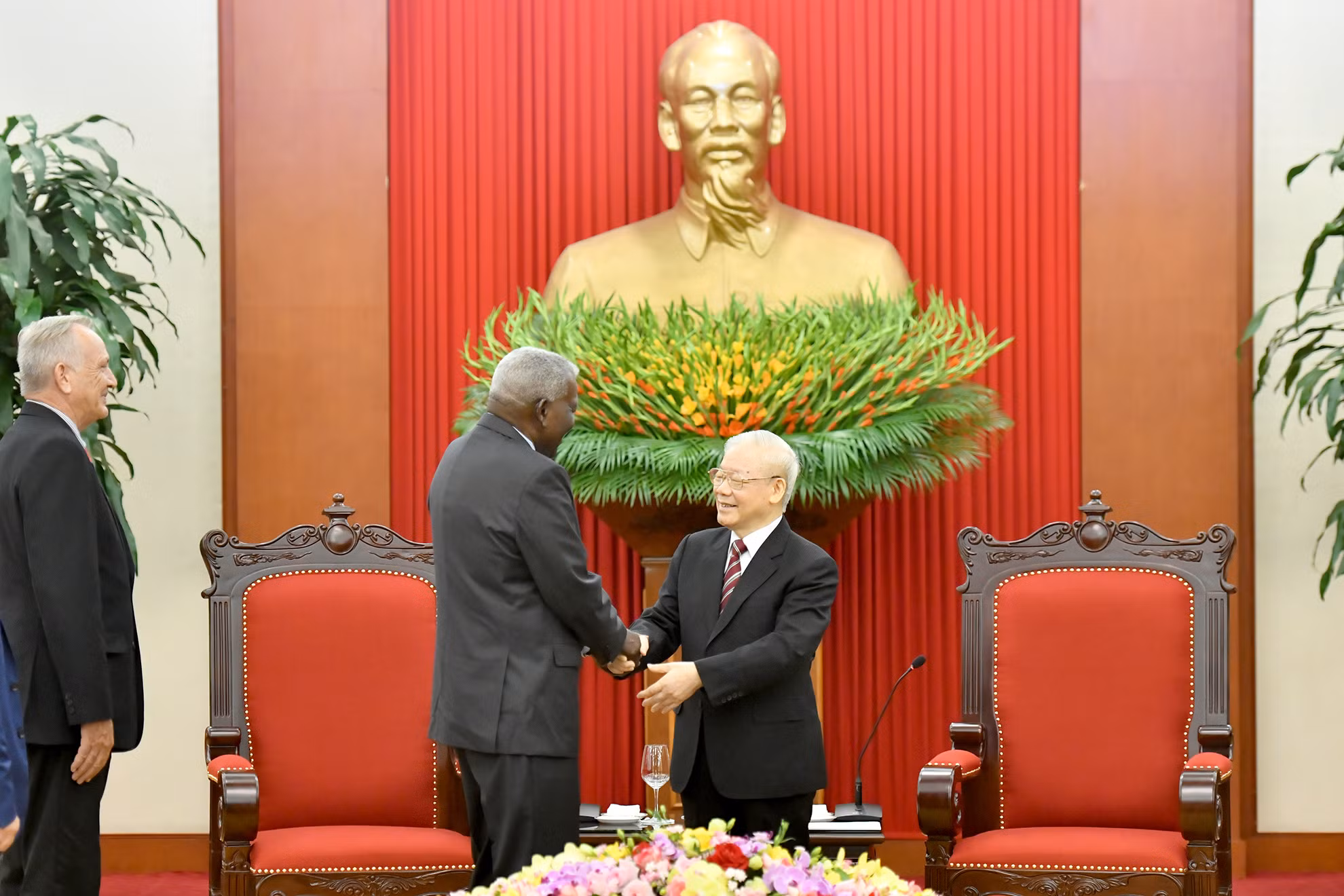 Tổng Bí thư Nguyễn Phú Trọng nồng nhiệt đón tiếp đồng chí Esteban Lazo Hernandez sang thăm Việt Nam. Tổng Bí thư Nguyễn Phú Trọng nồng nhiệt đón tiếp đồng chí Esteban Lazo Hernandez sang thăm Việt Nam.