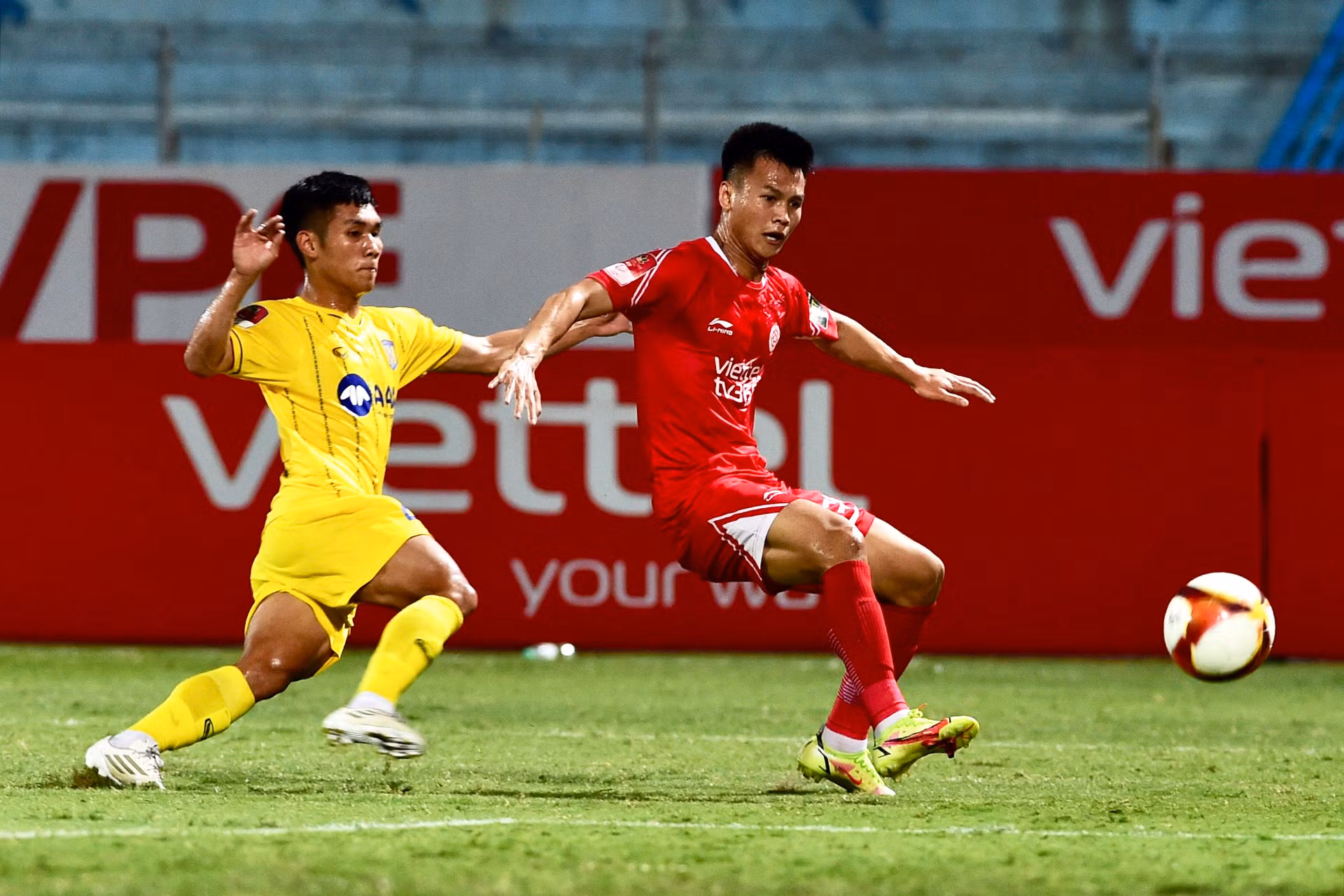 Hai đội chơi ăn miếng trả miếng. Hai đội chơi ăn miếng trả miếng.