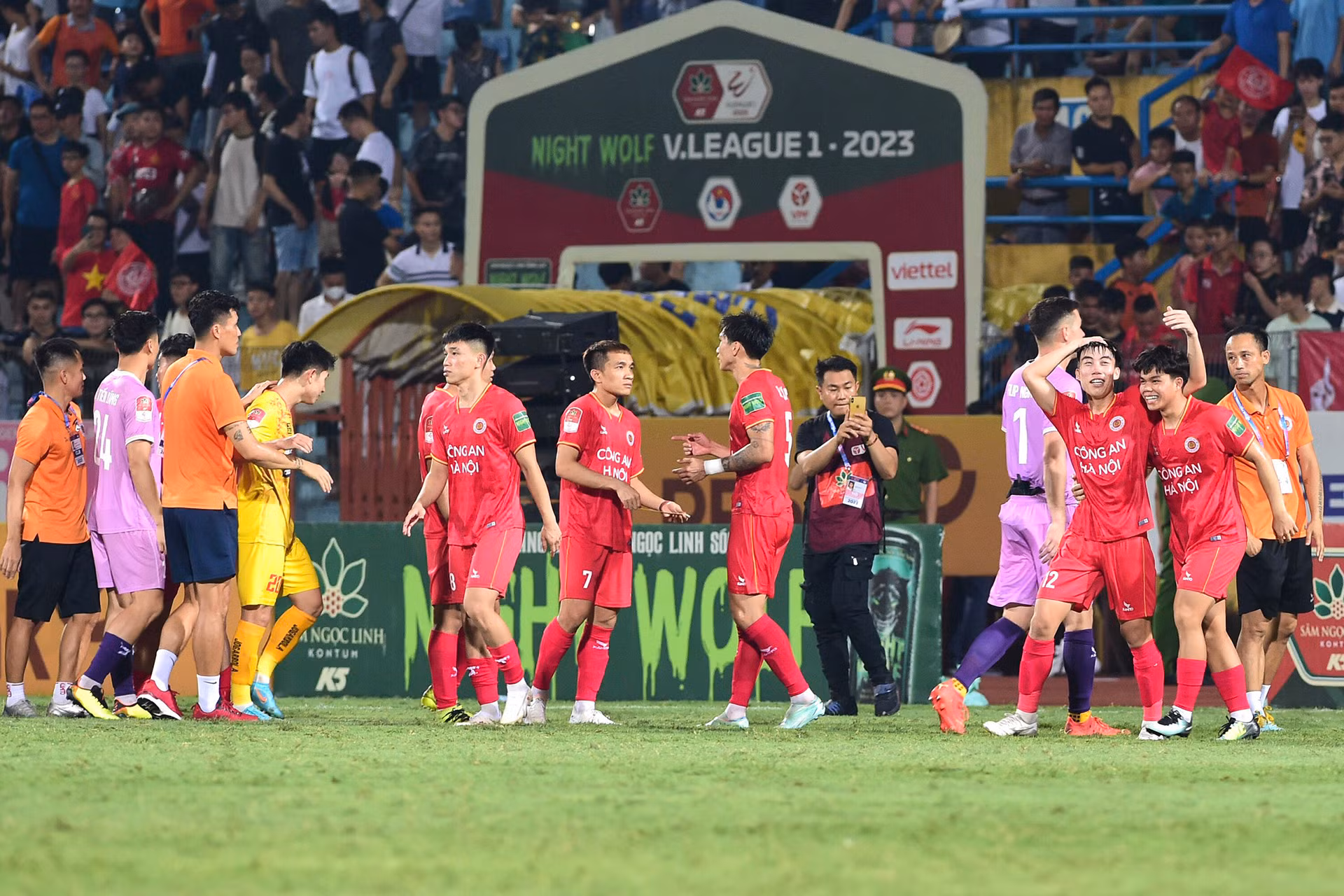 Hai đội kết thúc trận đấu với kết quả hòa 1-1. Như vậy là đủ để Công an Hà Nội lên ngôi vô địch V-League 2023 khi cùng điểm với Hà Nội (38 điểm) nhưng hơn về hiệu số bàn thắng thua.