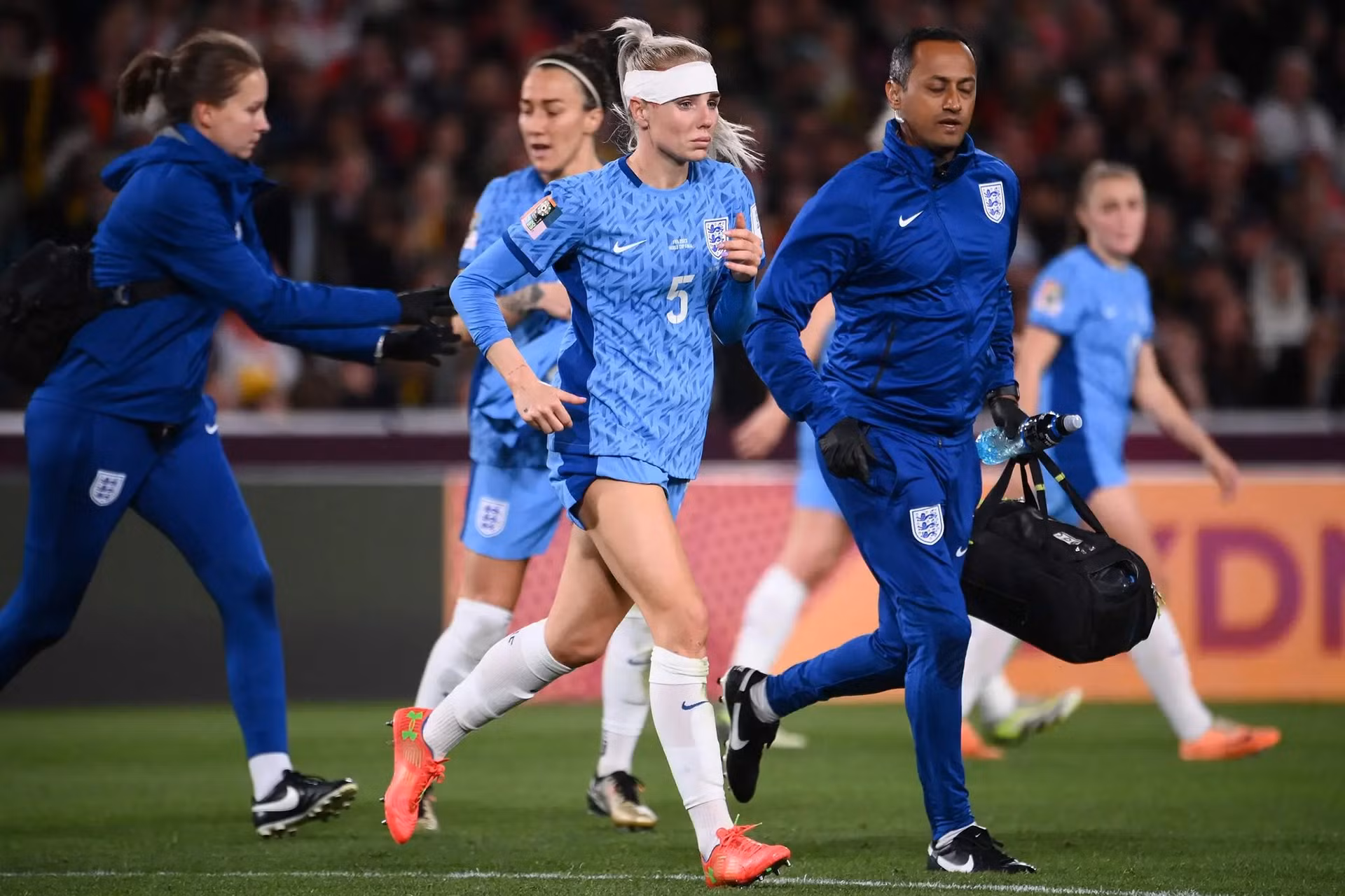 Alex Greenwood mang băng thi đấu sau khi phải nằm sân.